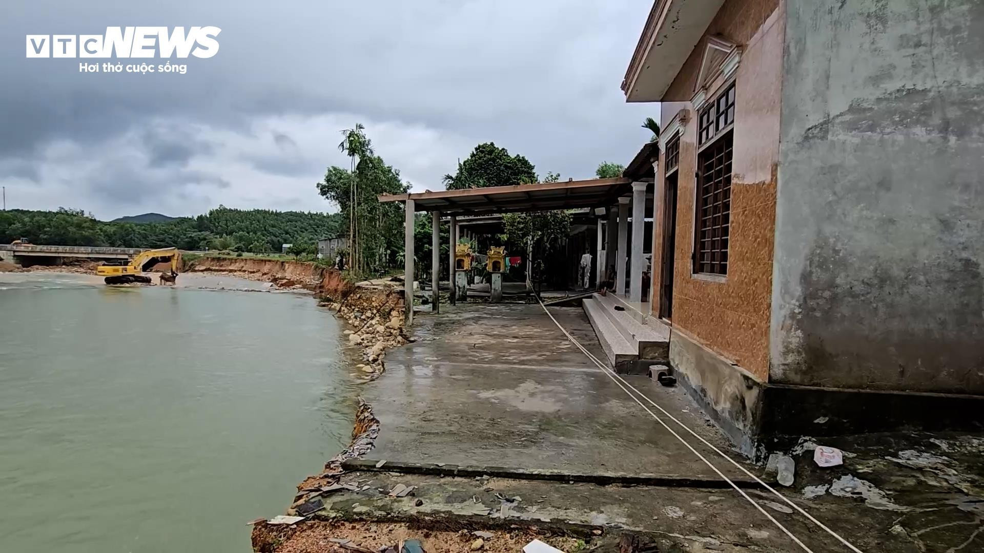Rợn người những căn nhà chênh vênh bên bờ suối sạt lở sau 4 trận lũ liên tiếp- Ảnh 2.