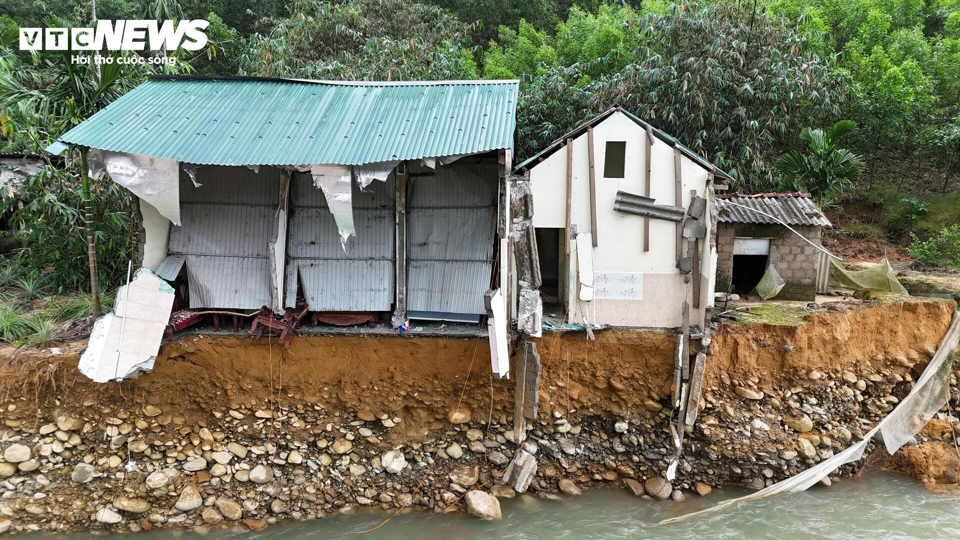 Rợn người những căn nhà chênh vênh bên bờ suối sạt lở sau 4 trận lũ liên tiếp- Ảnh 6.