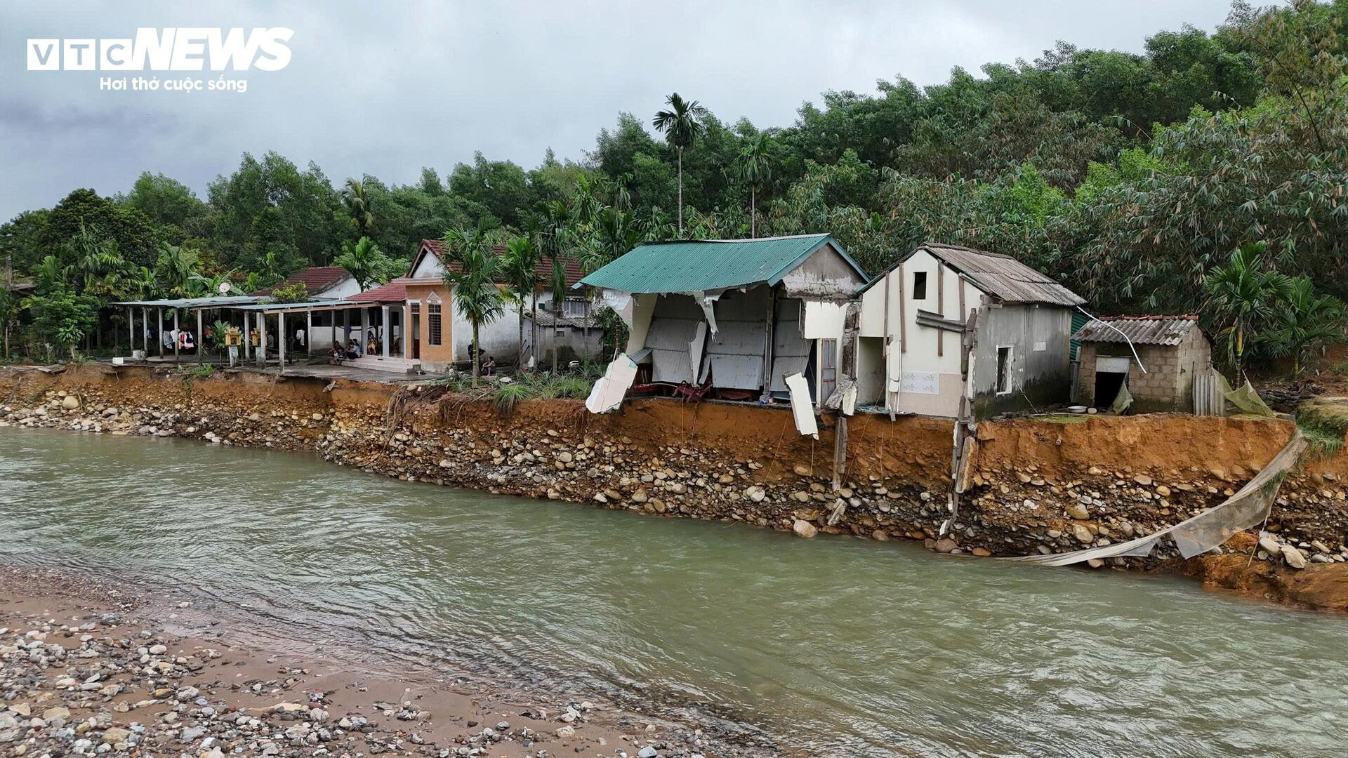Rợn người những căn nhà chênh vênh bên bờ suối sạt lở sau 4 trận lũ liên tiếp- Ảnh 9.