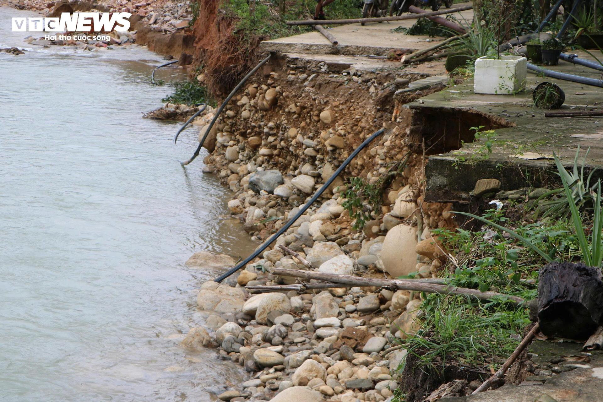 Rợn người những căn nhà chênh vênh bên bờ suối sạt lở sau 4 trận lũ liên tiếp- Ảnh 5.