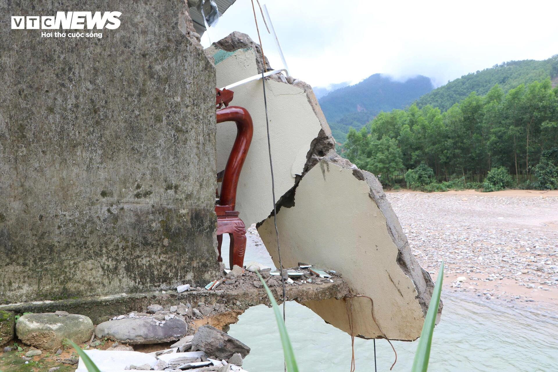 Rợn người những căn nhà chênh vênh bên bờ suối sạt lở sau 4 trận lũ liên tiếp- Ảnh 3.