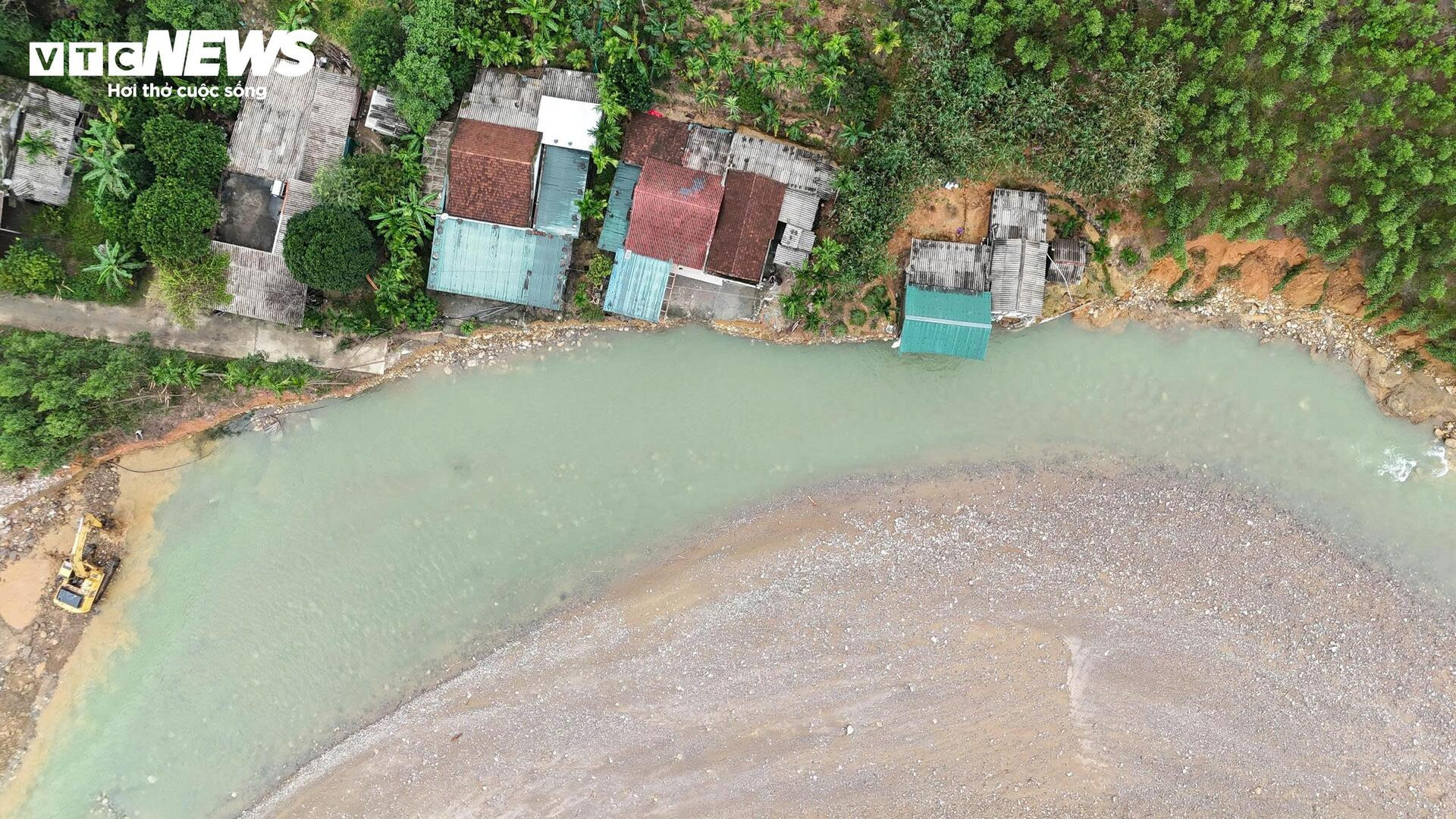 Rợn người những căn nhà chênh vênh bên bờ suối sạt lở sau 4 trận lũ liên tiếp- Ảnh 10.