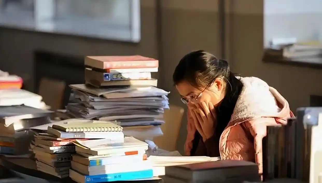 Nữ sinh được cả làng kỳ vọng mất tích bí ẩn sau khi tốt nghiệp, 12 năm sau phát hiện sống vô gia cư: Nguyên nhân với bố mẹ &quot;ngã ngửa&quot; - Ảnh 1.