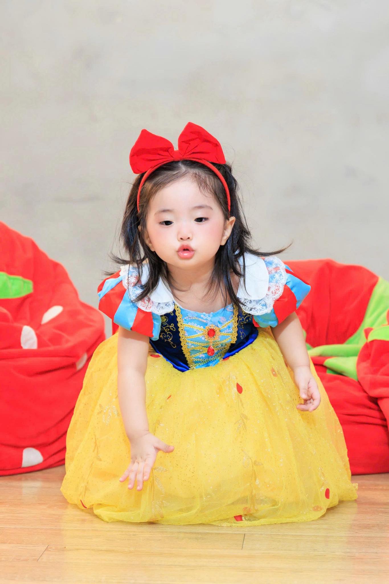 Bé Lisa nhà Khánh Thi, Phan Hiển xinh yêu như thiên thần- Ảnh 3. Bé Lisa nhà Khánh Thi, Phan Hiển xinh yêu như thiên thần- Ảnh 3.