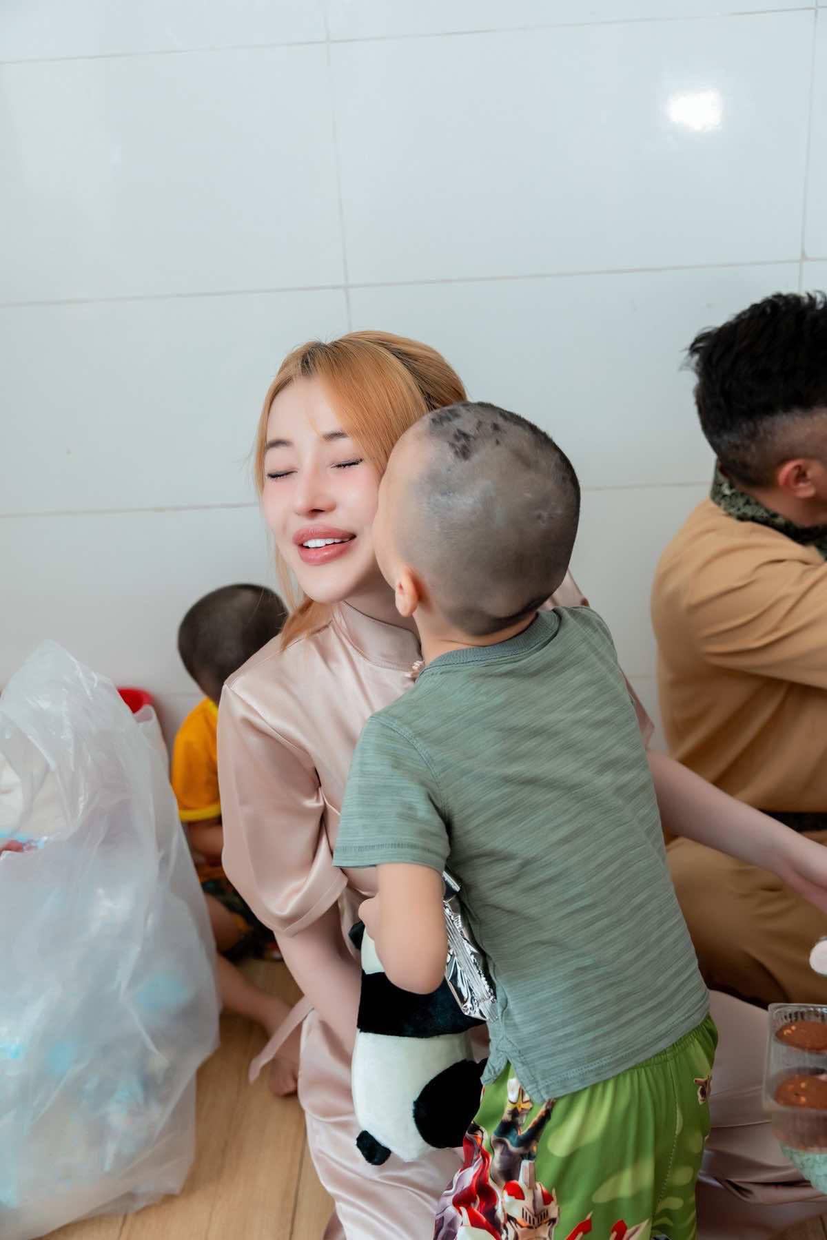 Trương Ngọc Ánh, Ngân 98, Quang Linh Vlogs bị bắt: Từ thiện không phải là cái phao cứu vãn tất cả - Ảnh 6.