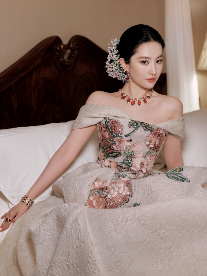 Trung Quốc 1,4 tỷ dân không ai cản được Lưu Diệc Phi- Ảnh 4. Trung Quốc 1,4 tỷ dân không ai cản được Lưu Diệc Phi- Ảnh 4.