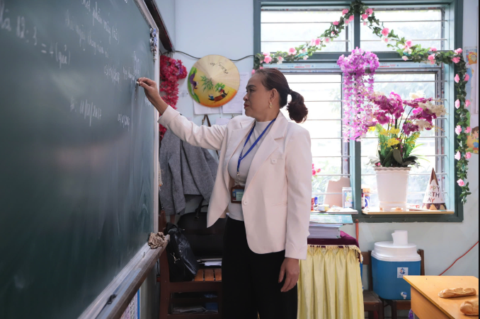 Bộ GD-ĐT nêu lý do cần tăng lương, phụ cấp cho giáo viên - Ảnh 1. Bộ GD-ĐT nêu lý do cần tăng lương, phụ cấp cho giáo viên - Ảnh 1.