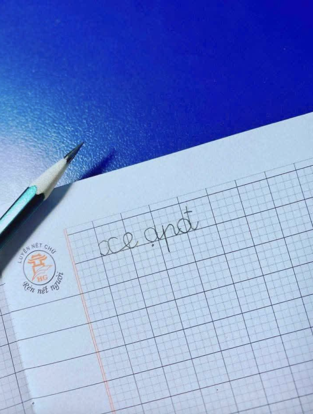 Bài tập viết của học sinh lớp 1 khiến ai cũng sang chấn: Phụ huynh cũng có giới hạn mà! - Ảnh 1. Bài tập viết của học sinh lớp 1 khiến ai cũng sang chấn: Phụ huynh cũng có giới hạn mà! - Ảnh 1.