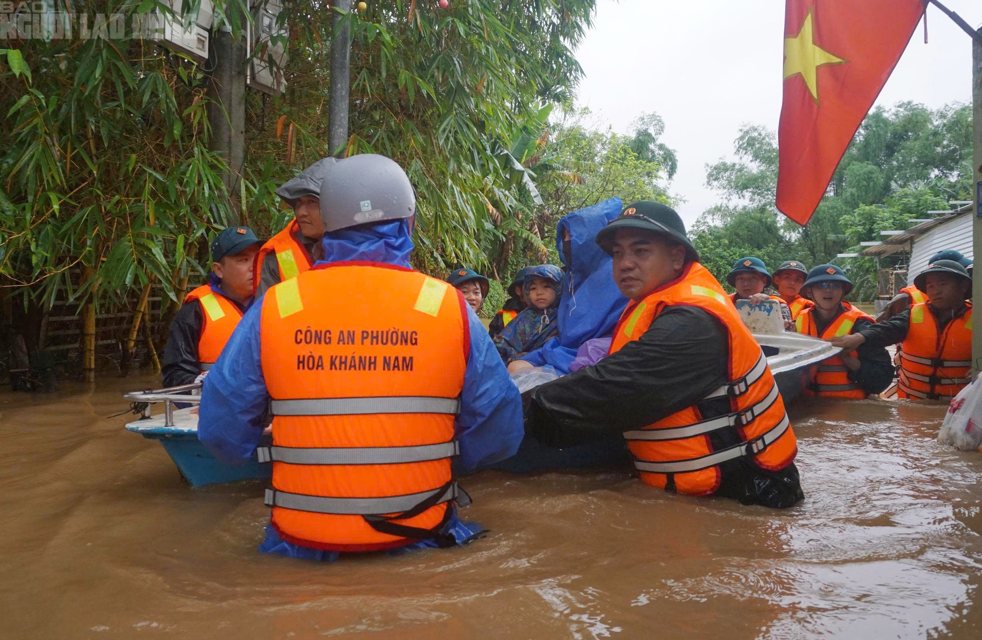 Hàng trăm hộ dân tại Đà Nẵng phải sơ tán khẩn cấp do ngập sâu hơn 1m - Ảnh 3.