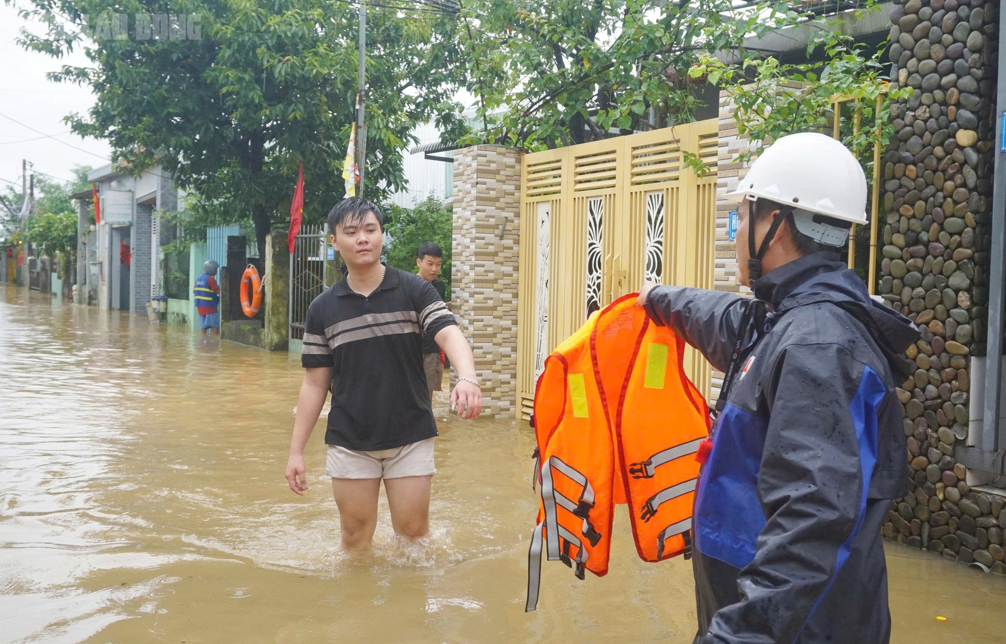 Hàng trăm hộ dân tại Đà Nẵng phải sơ tán khẩn cấp do ngập sâu hơn 1m - Ảnh 6.