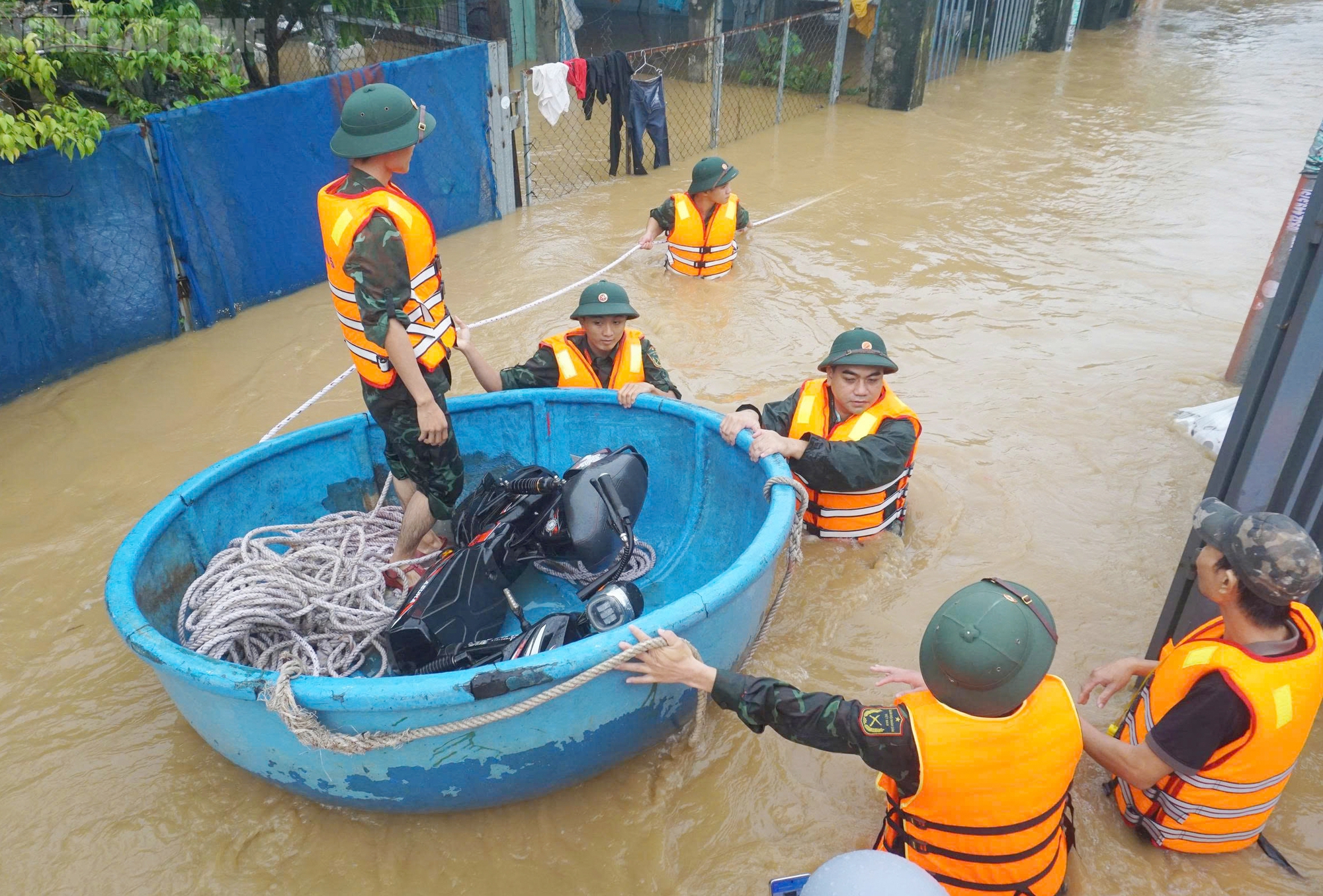 Hàng trăm hộ dân tại Đà Nẵng phải sơ tán khẩn cấp do ngập sâu hơn 1m - Ảnh 8.