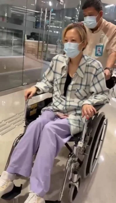 Nữ ca sĩ rách cơ lưng, phải ngồi xe lăn sau khi tập gym - Ảnh 1. Nữ ca sĩ rách cơ lưng, phải ngồi xe lăn sau khi tập gym - Ảnh 1.