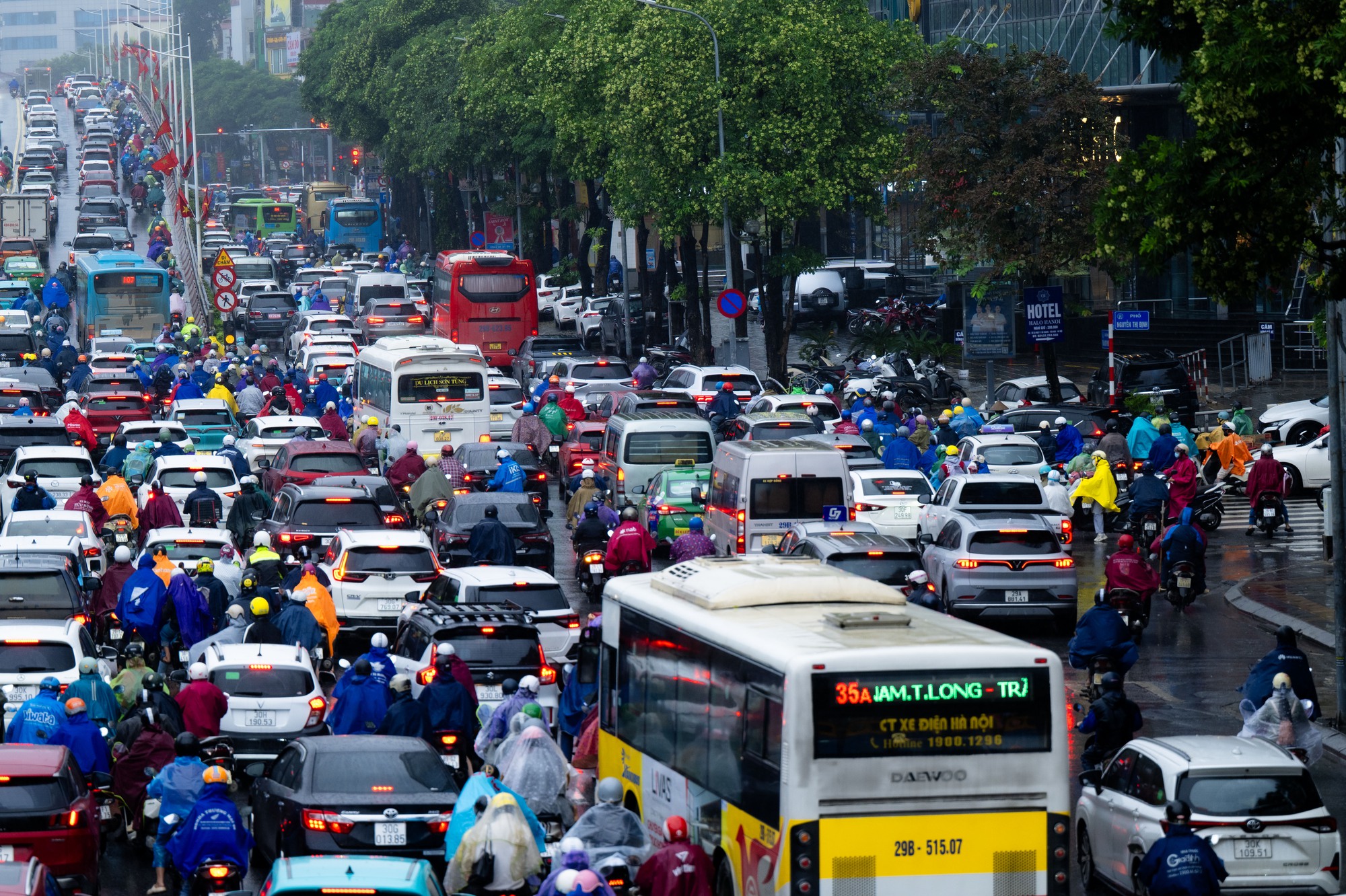 Hà Nội mưa lạnh 18 độ C ngày đầu tuần, người dân co ro giữa dòng xe ùn tắc - Ảnh 10. Hà Nội mưa lạnh 18 độ C ngày đầu tuần, người dân co ro giữa dòng xe ùn tắc - Ảnh 10.