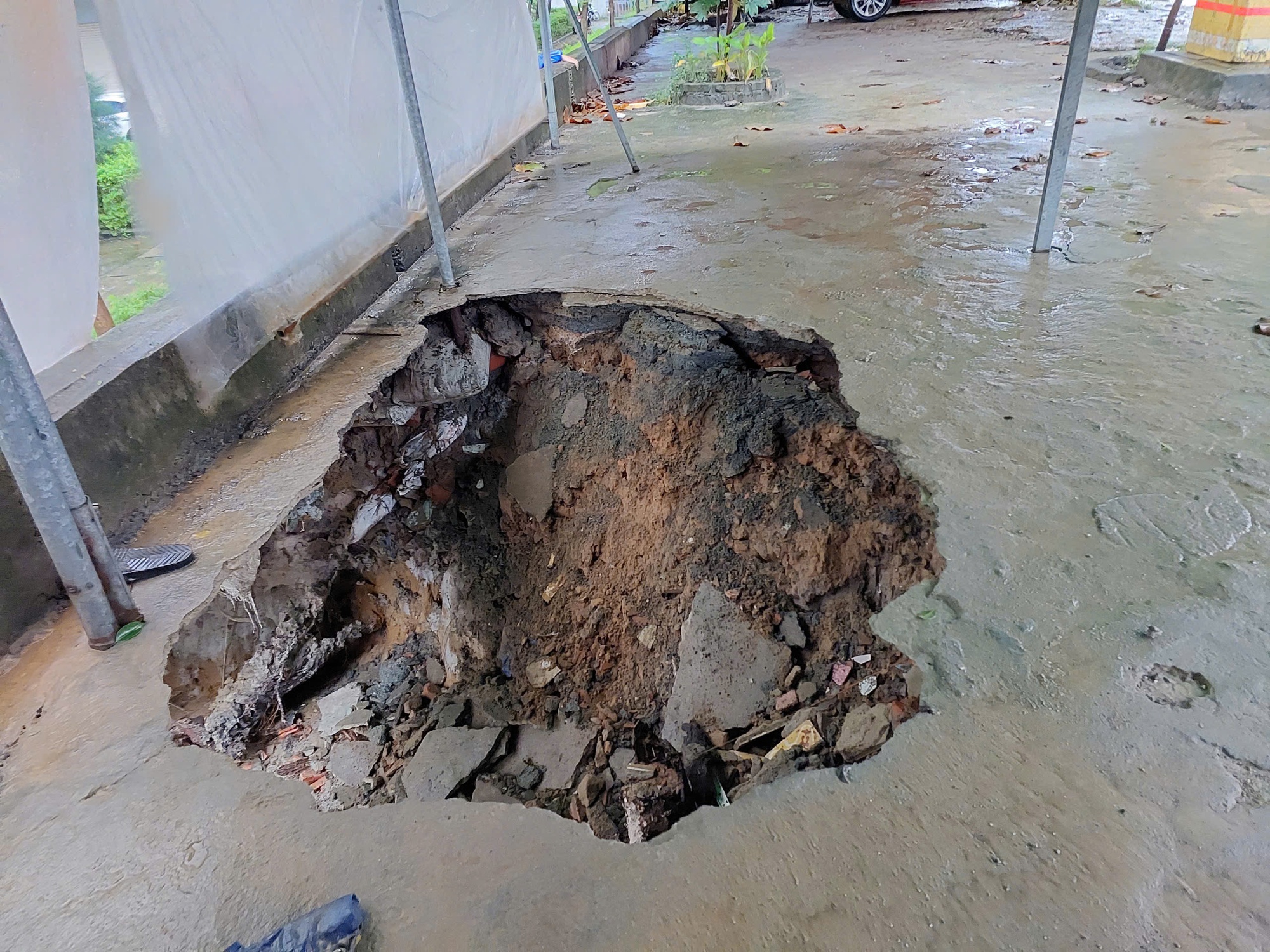 Mưa lớn gây ngập nặng Đà Nẵng , hố sụp tại chung cư Hòa Khánh - Ảnh 1.