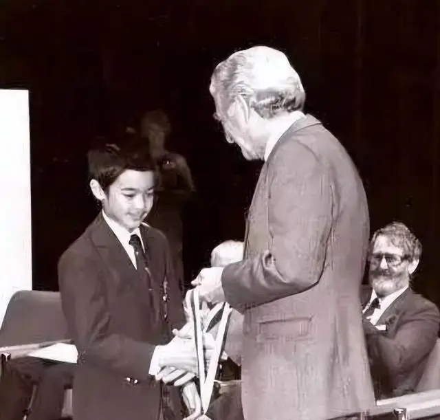 Cậu bé thiên tài có IQ cao hơn Albert Einstein, từng bị cho thôi học vì quá thông minh giờ ra sao?- Ảnh 2.