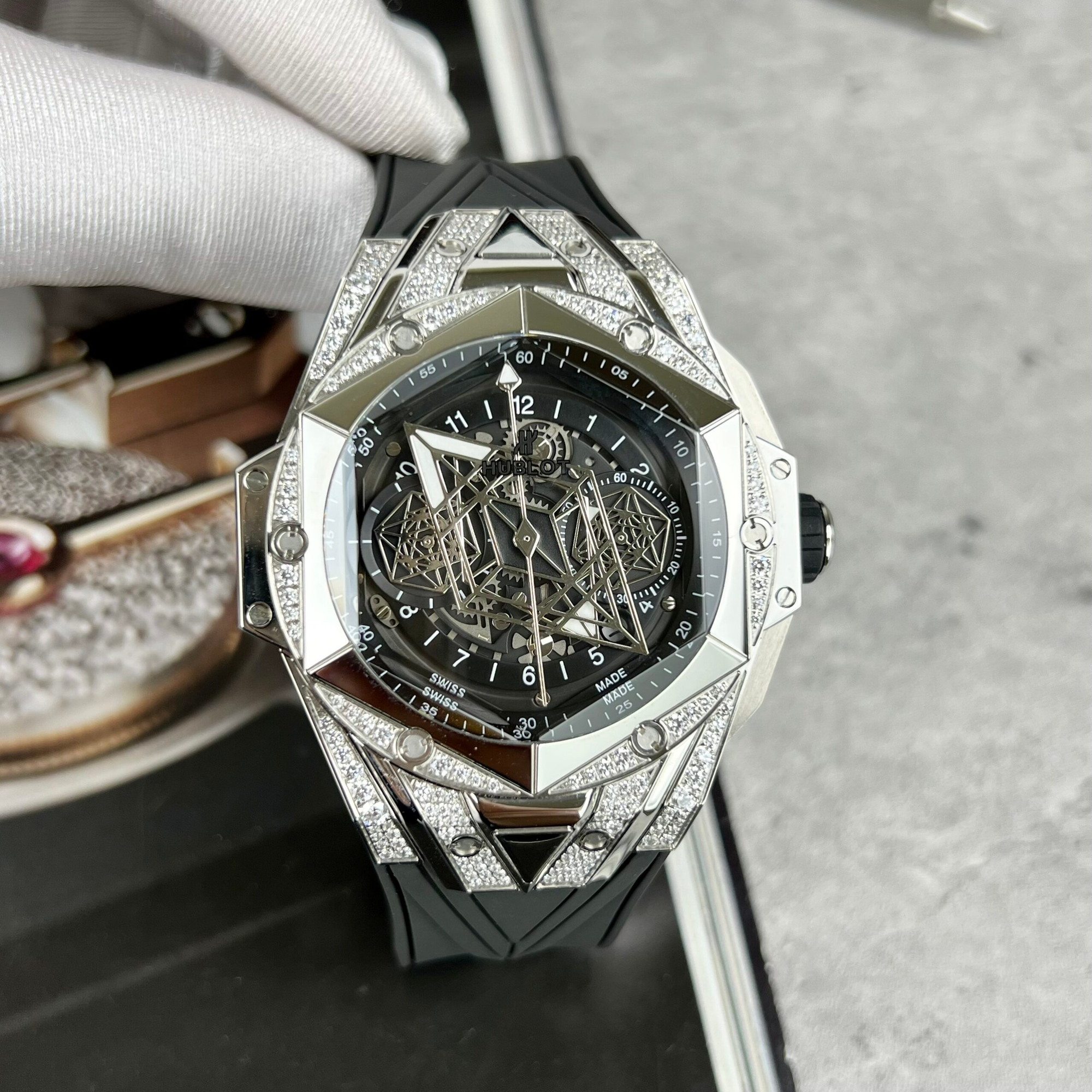 dong-ho-hublot-big-bang-sang-bleu-2-replica-11-mau-den-45mm-4-scaled-1762090395537424995737-1762156617039-1762156617117262067434.png