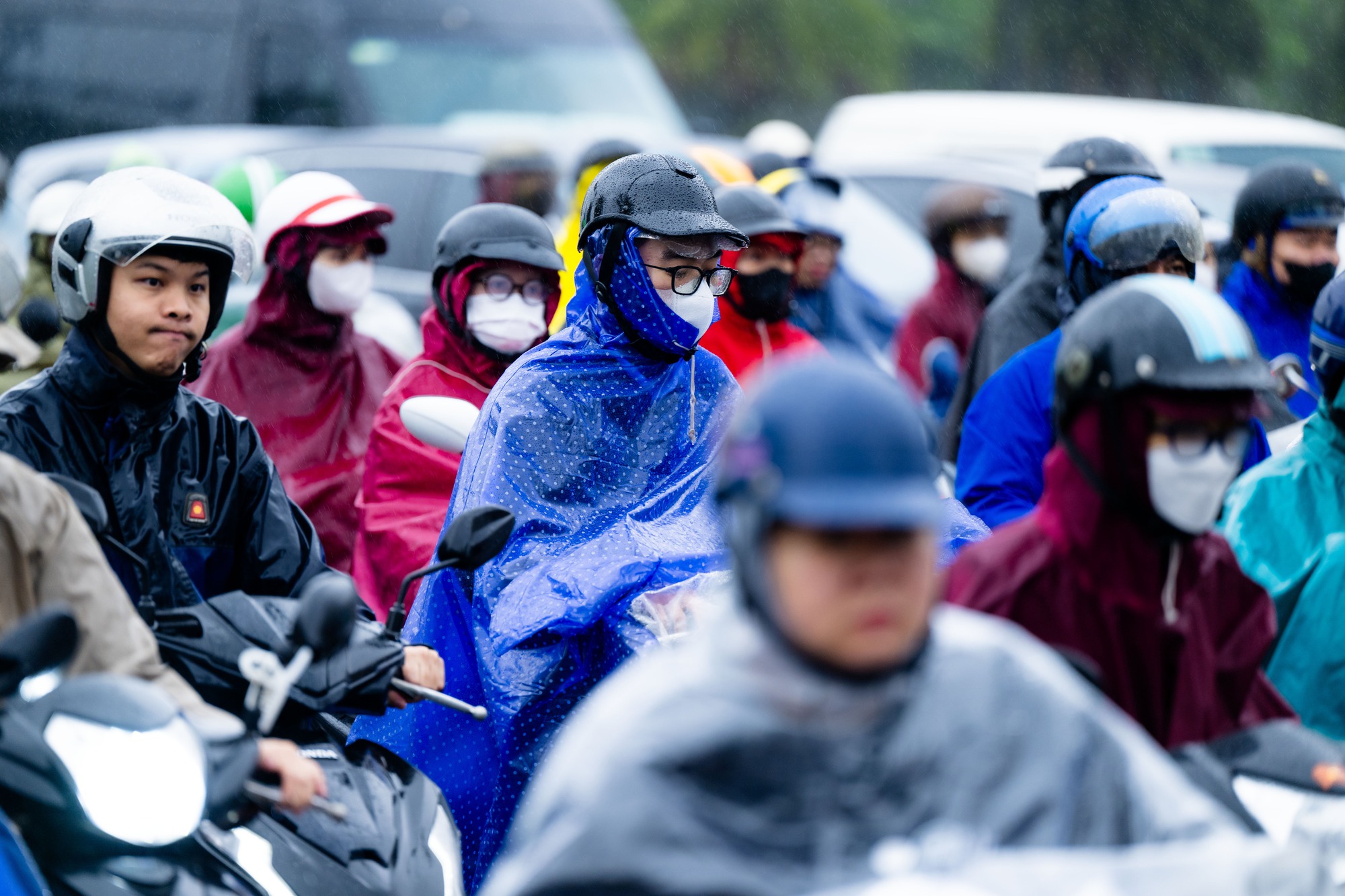 Hà Nội mưa lạnh 18 độ C ngày đầu tuần, người dân co ro giữa dòng xe ùn tắc - Ảnh 9. Hà Nội mưa lạnh 18 độ C ngày đầu tuần, người dân co ro giữa dòng xe ùn tắc - Ảnh 9.