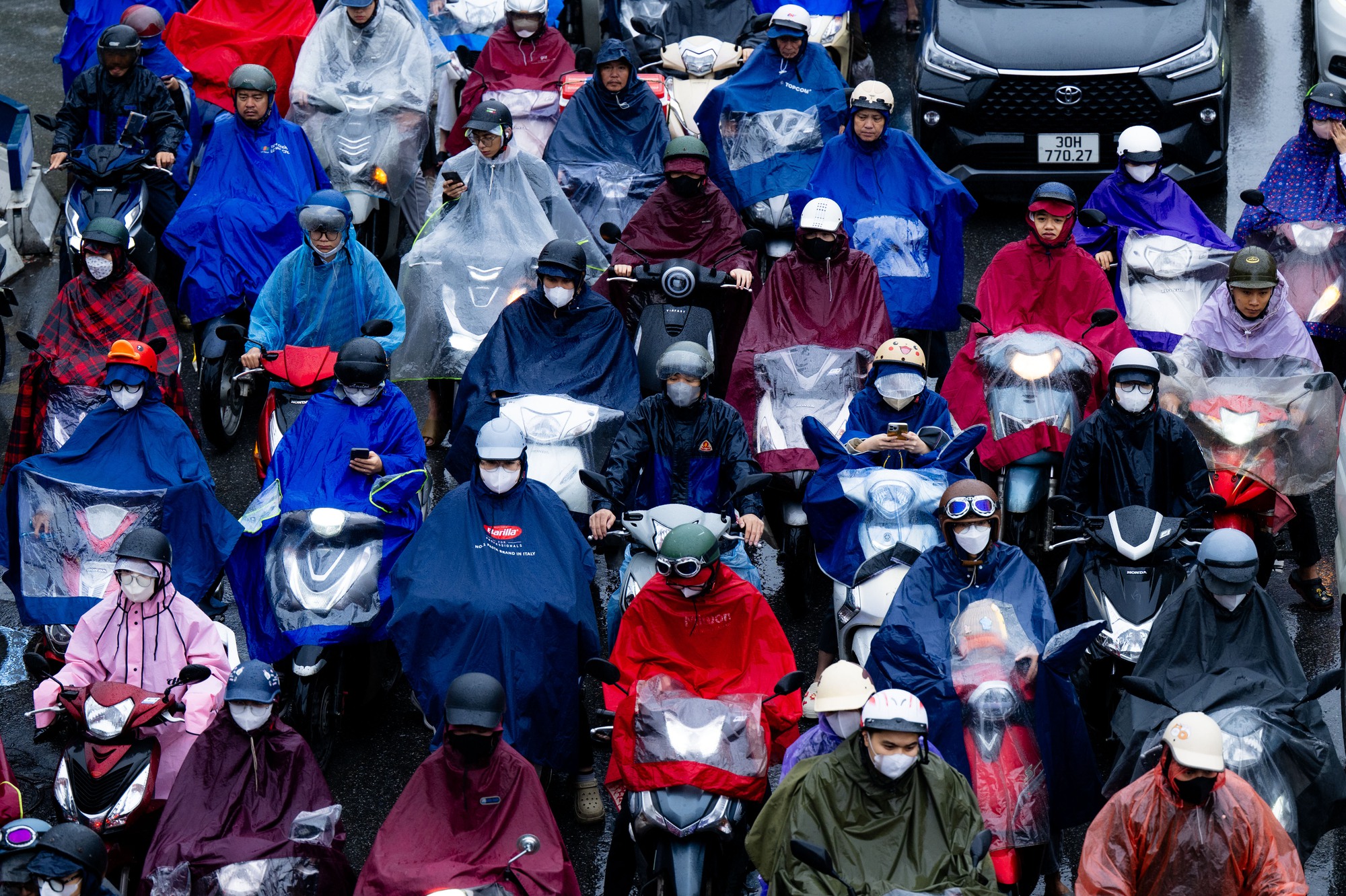 Hà Nội mưa lạnh 18 độ C ngày đầu tuần, người dân co ro giữa dòng xe ùn tắc - Ảnh 2. Hà Nội mưa lạnh 18 độ C ngày đầu tuần, người dân co ro giữa dòng xe ùn tắc - Ảnh 2.