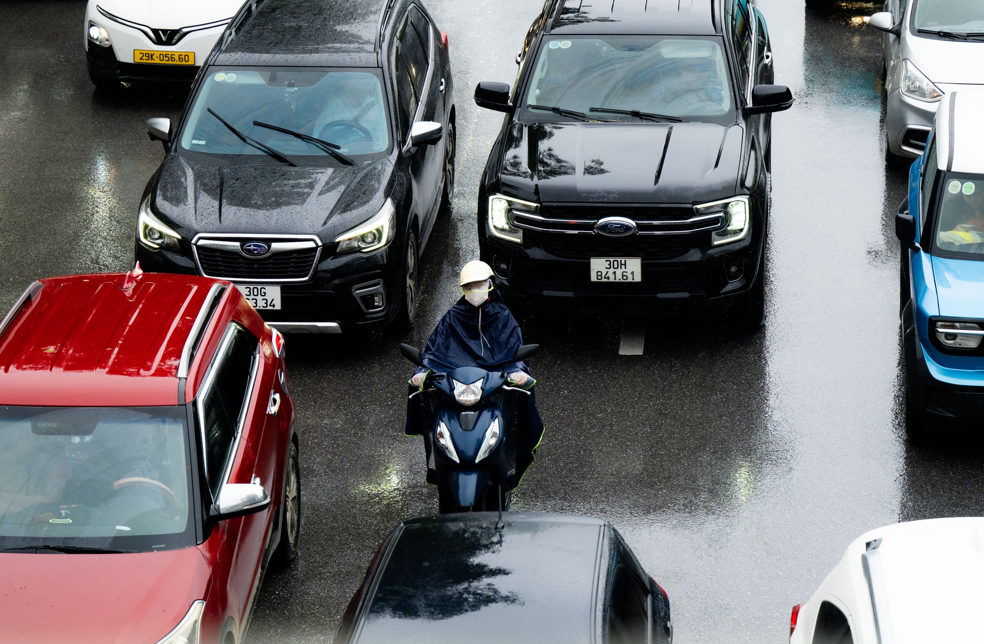 Hà Nội mưa lạnh 18 độ C ngày đầu tuần, người dân co ro giữa dòng xe ùn tắc - Ảnh 11. Hà Nội mưa lạnh 18 độ C ngày đầu tuần, người dân co ro giữa dòng xe ùn tắc - Ảnh 11.