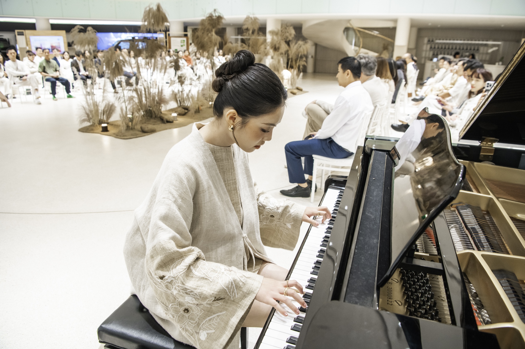 Á hậu quân nhân Châu Anh trổ tài chơi piano, mở màn hành trình “Hemp Journey” - Ảnh 1. Á hậu quân nhân Châu Anh trổ tài chơi piano, mở màn hành trình “Hemp Journey” - Ảnh 1.