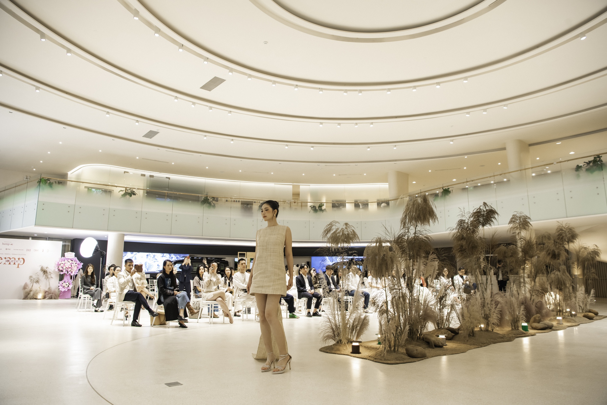 Á hậu quân nhân Châu Anh trổ tài chơi piano, mở màn hành trình “Hemp Journey” - Ảnh 3. Á hậu quân nhân Châu Anh trổ tài chơi piano, mở màn hành trình “Hemp Journey” - Ảnh 3.