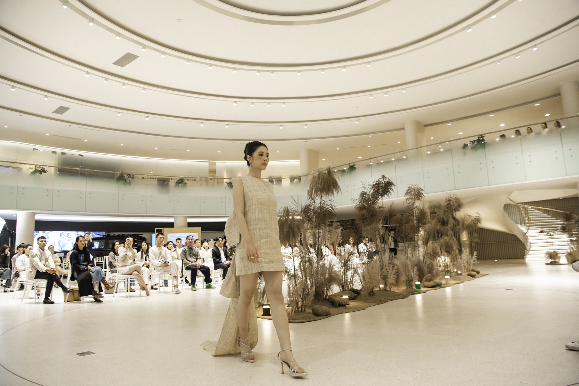 Á hậu quân nhân Châu Anh trổ tài chơi piano, mở màn hành trình “Hemp Journey” - Ảnh 2. Á hậu quân nhân Châu Anh trổ tài chơi piano, mở màn hành trình “Hemp Journey” - Ảnh 2.