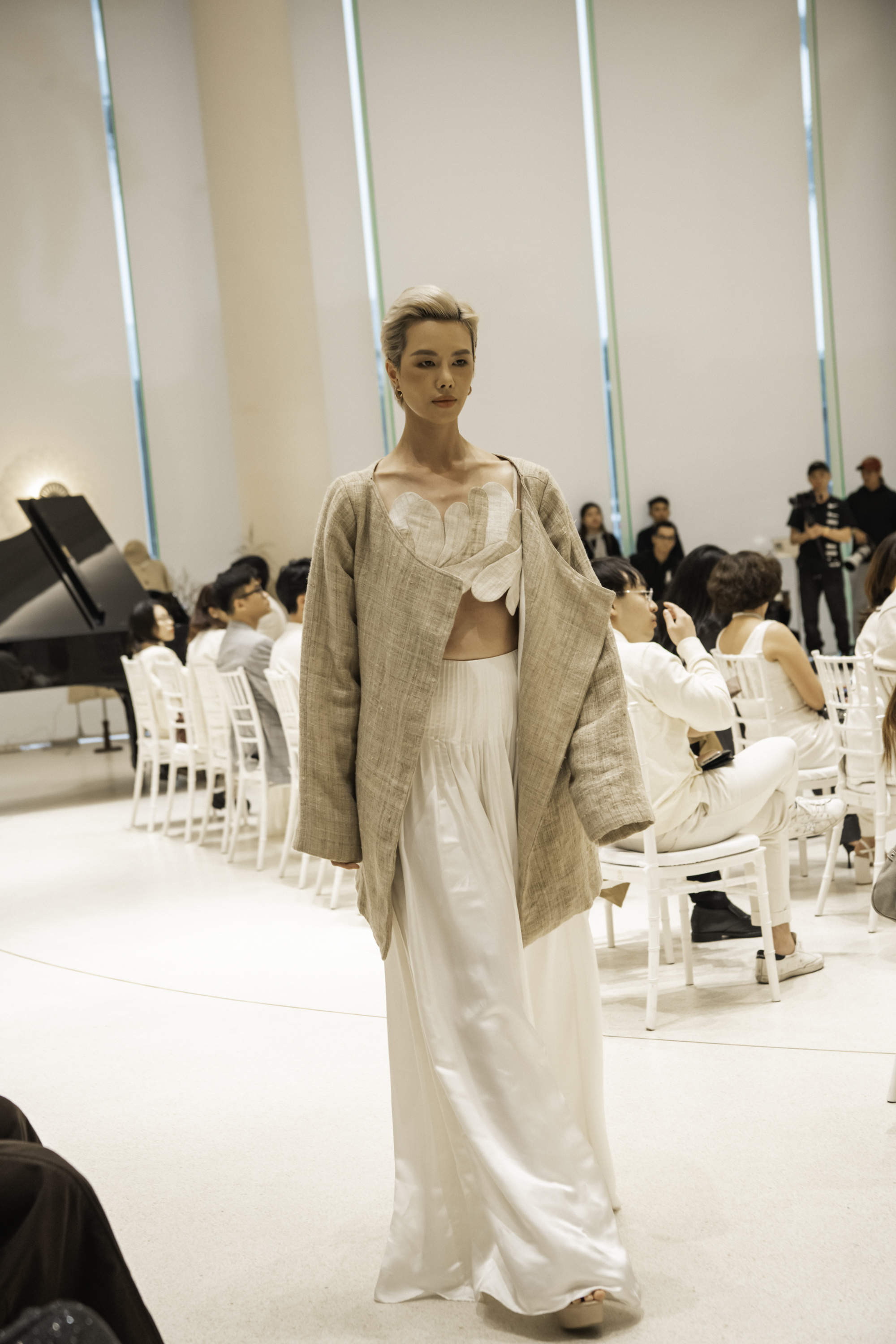 Á hậu quân nhân Châu Anh trổ tài chơi piano, mở màn hành trình “Hemp Journey” - Ảnh 6. Á hậu quân nhân Châu Anh trổ tài chơi piano, mở màn hành trình “Hemp Journey” - Ảnh 6.