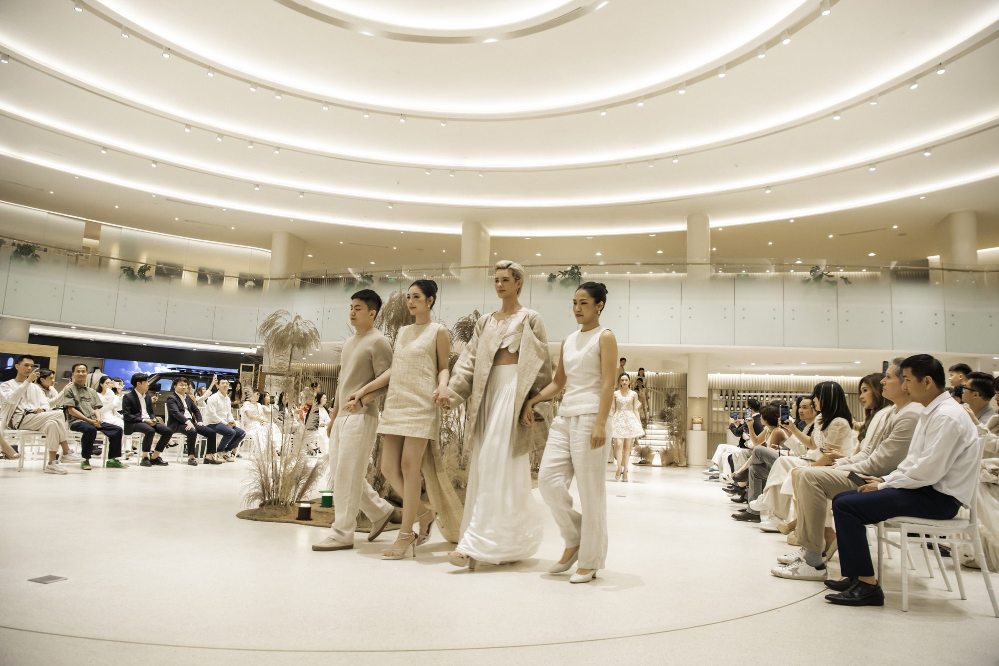 Á hậu quân nhân Châu Anh trổ tài chơi piano, mở màn hành trình “Hemp Journey” - Ảnh 5. Á hậu quân nhân Châu Anh trổ tài chơi piano, mở màn hành trình “Hemp Journey” - Ảnh 5.