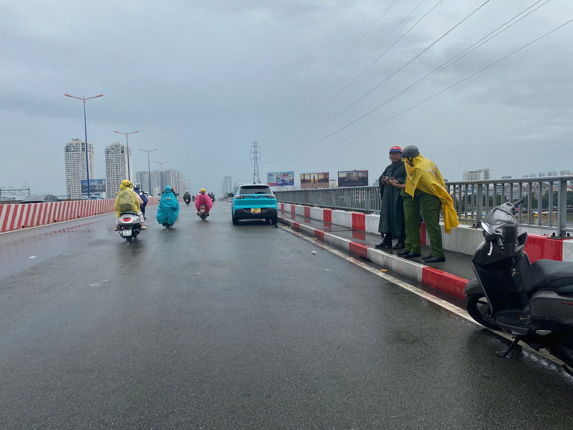 Người đàn ông cầm vật nhọn cứa cổ, nhảy xuống sông Sài Gòn - Ảnh 4. Người đàn ông cầm dao cắt cổ, sau đó nhảy xuống sông Sài Gòn - Ảnh 3.