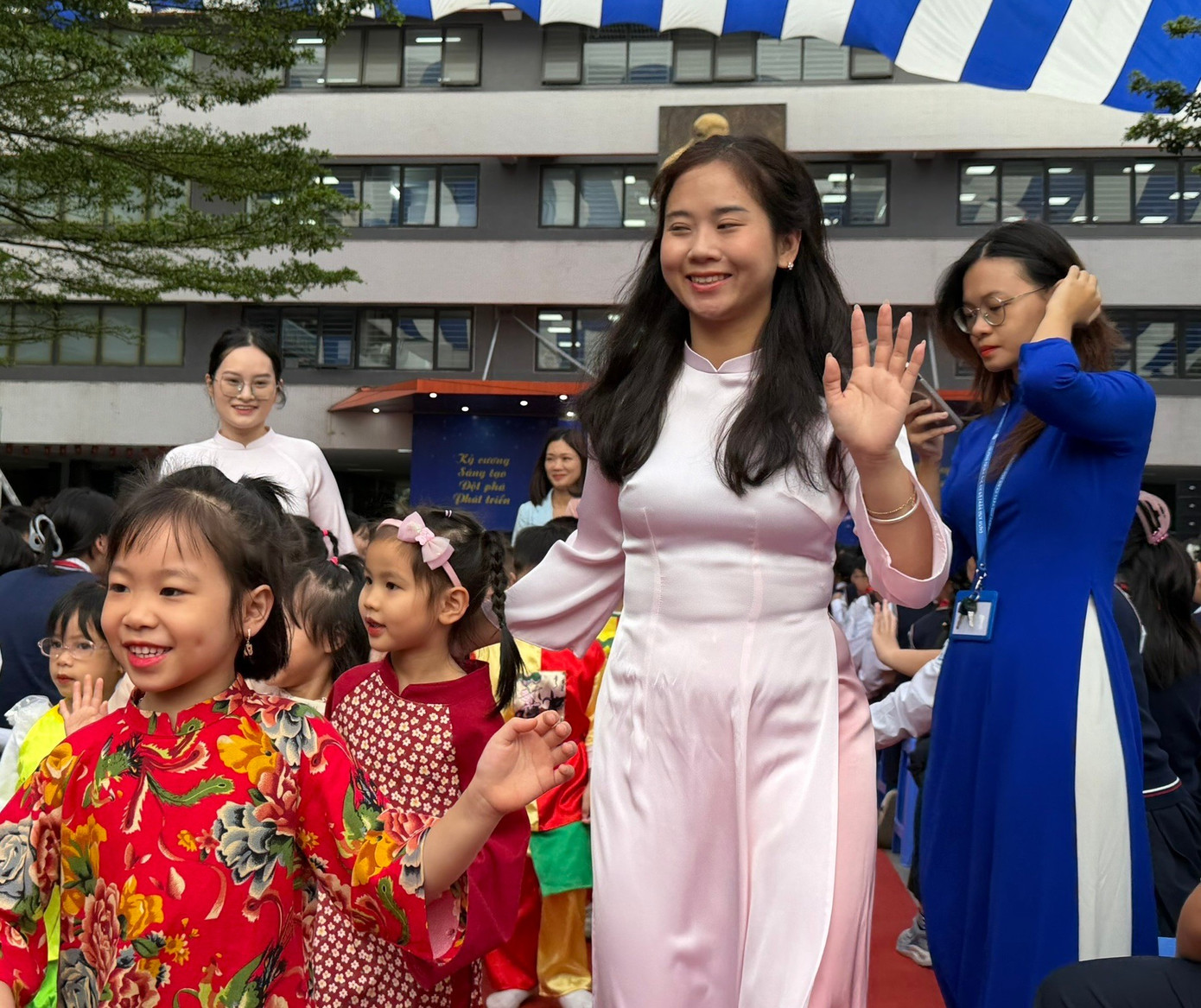 Bộ GD&ĐT chỉ nguyên nhân khiến giáo viên trẻ nghỉ hoặc xin chuyển việc - Ảnh 1.