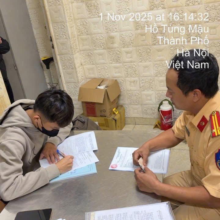 Từ ảnh chụp trên Facebook, CSGT xử phạt tài xế xe công nghệ sinh năm 2006 - Ảnh 1. Từ ảnh chụp trên Facebook, CSGT xử phạt tài xế xe công nghệ sinh năm 2006 - Ảnh 1.