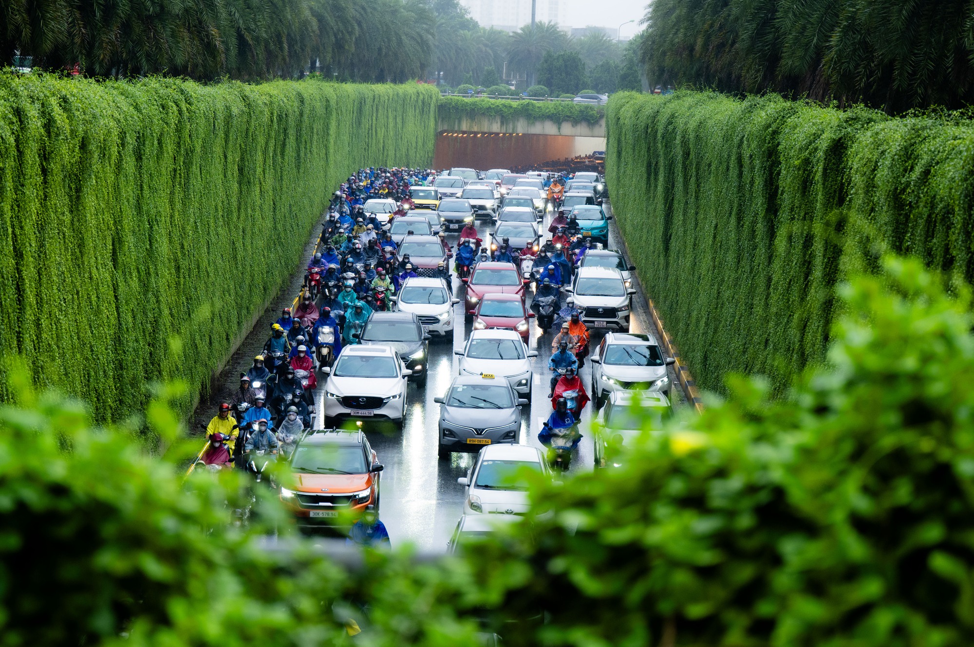 Hà Nội mưa lạnh 18 độ C ngày đầu tuần, người dân co ro giữa dòng xe ùn tắc - Ảnh 3. Hà Nội mưa lạnh 18 độ C ngày đầu tuần, người dân co ro giữa dòng xe ùn tắc - Ảnh 3.