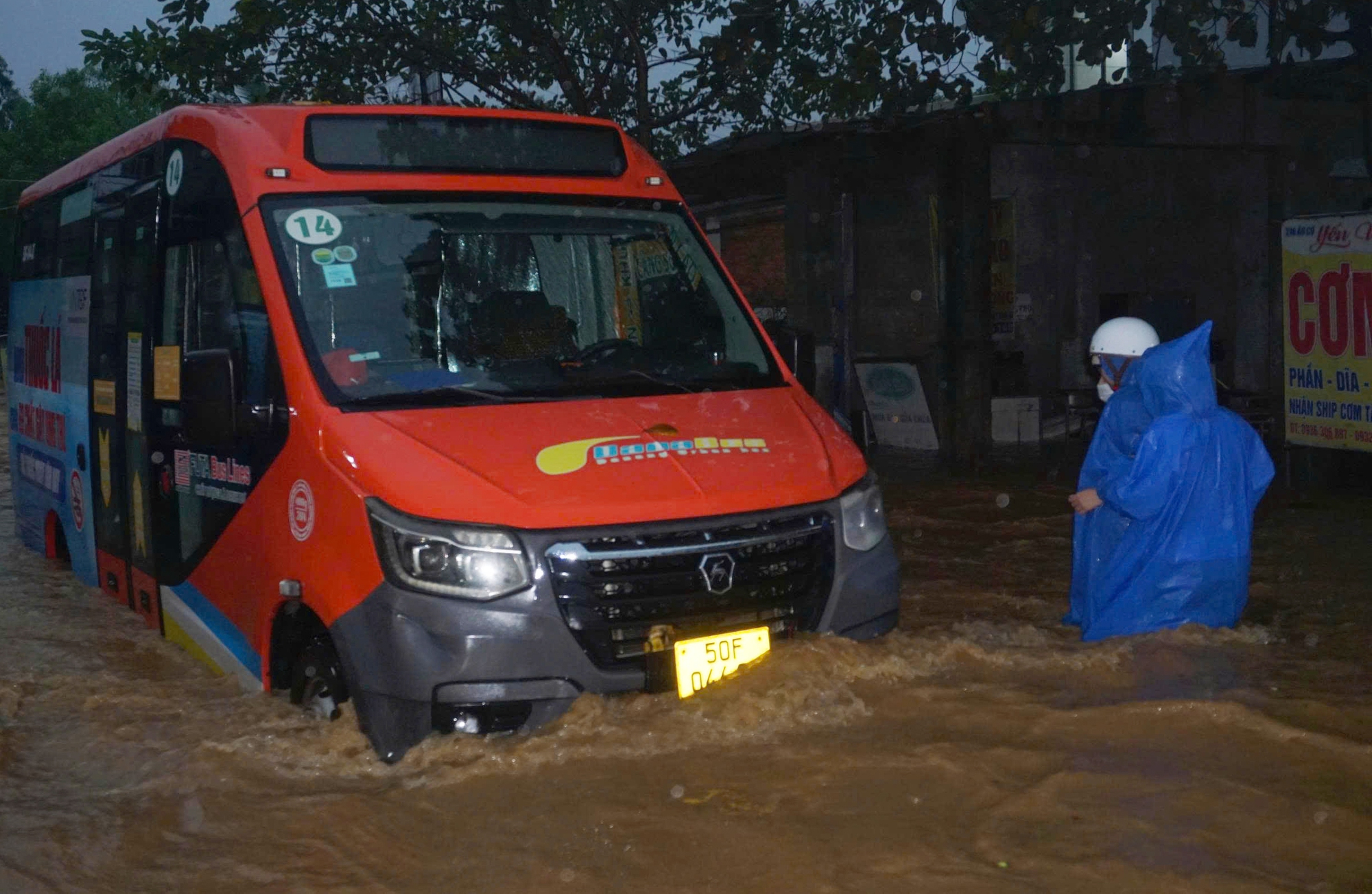 Mưa lớn gây ngập nặng Đà Nẵng , hố sụp tại chung cư Hòa Khánh - Ảnh 6.