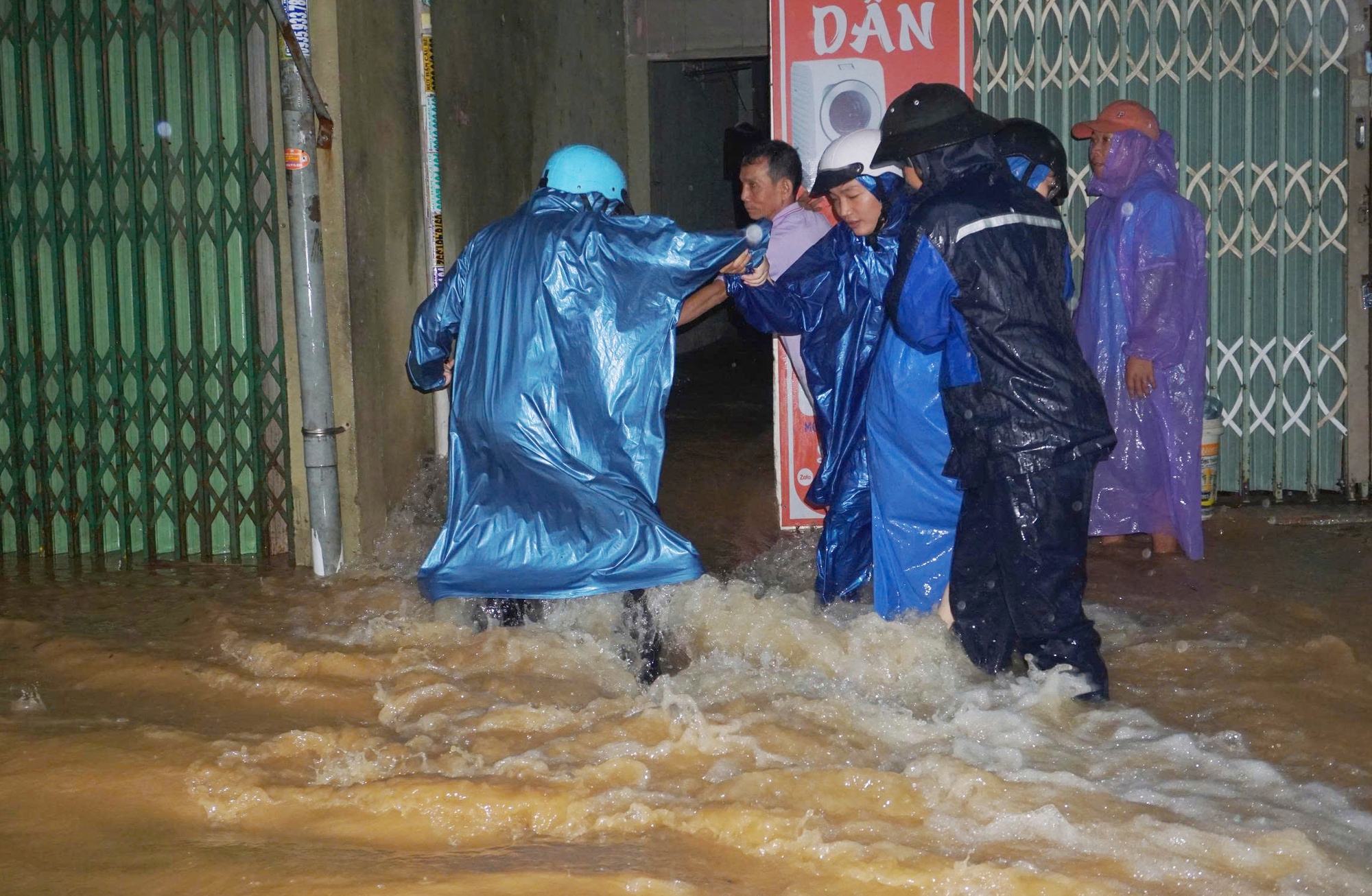 Mưa lớn gây ngập nặng Đà Nẵng , hố sụp tại chung cư Hòa Khánh - Ảnh 4.