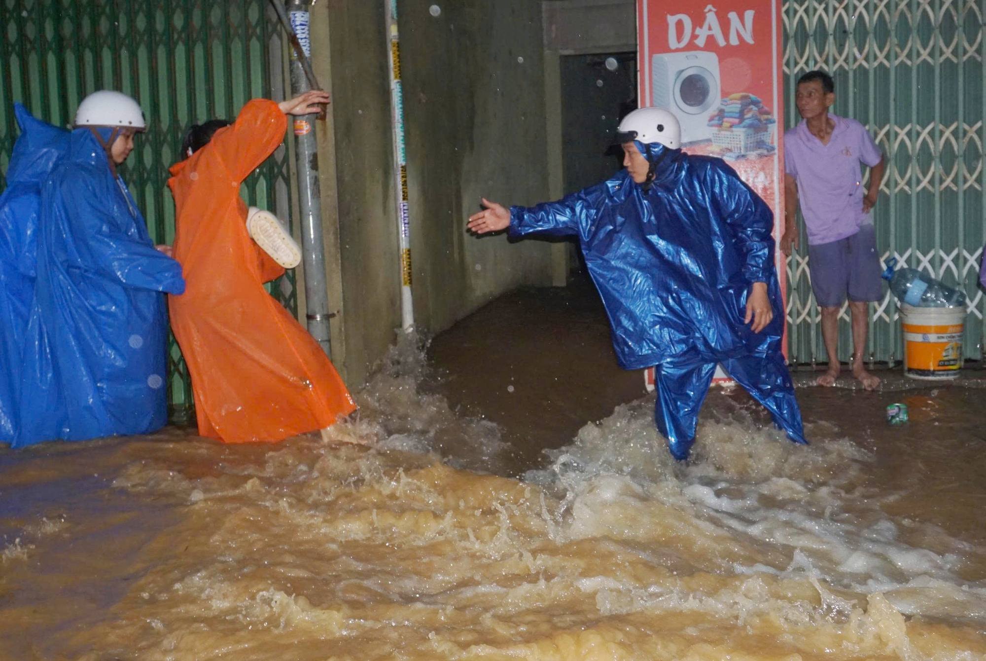 Mưa lớn gây ngập nặng Đà Nẵng , hố sụp tại chung cư Hòa Khánh - Ảnh 5.