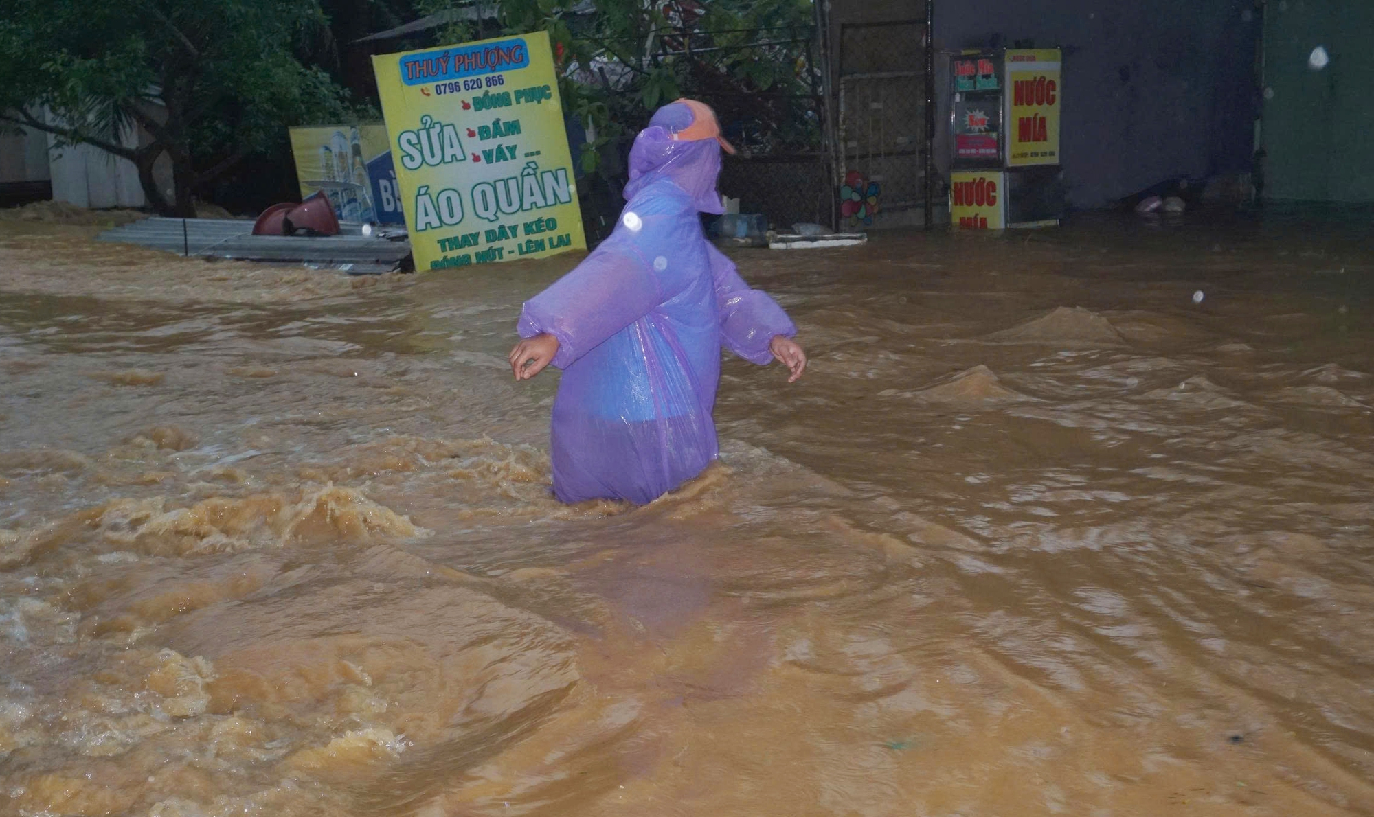 Mưa lớn gây ngập nặng Đà Nẵng , hố sụp tại chung cư Hòa Khánh - Ảnh 3.