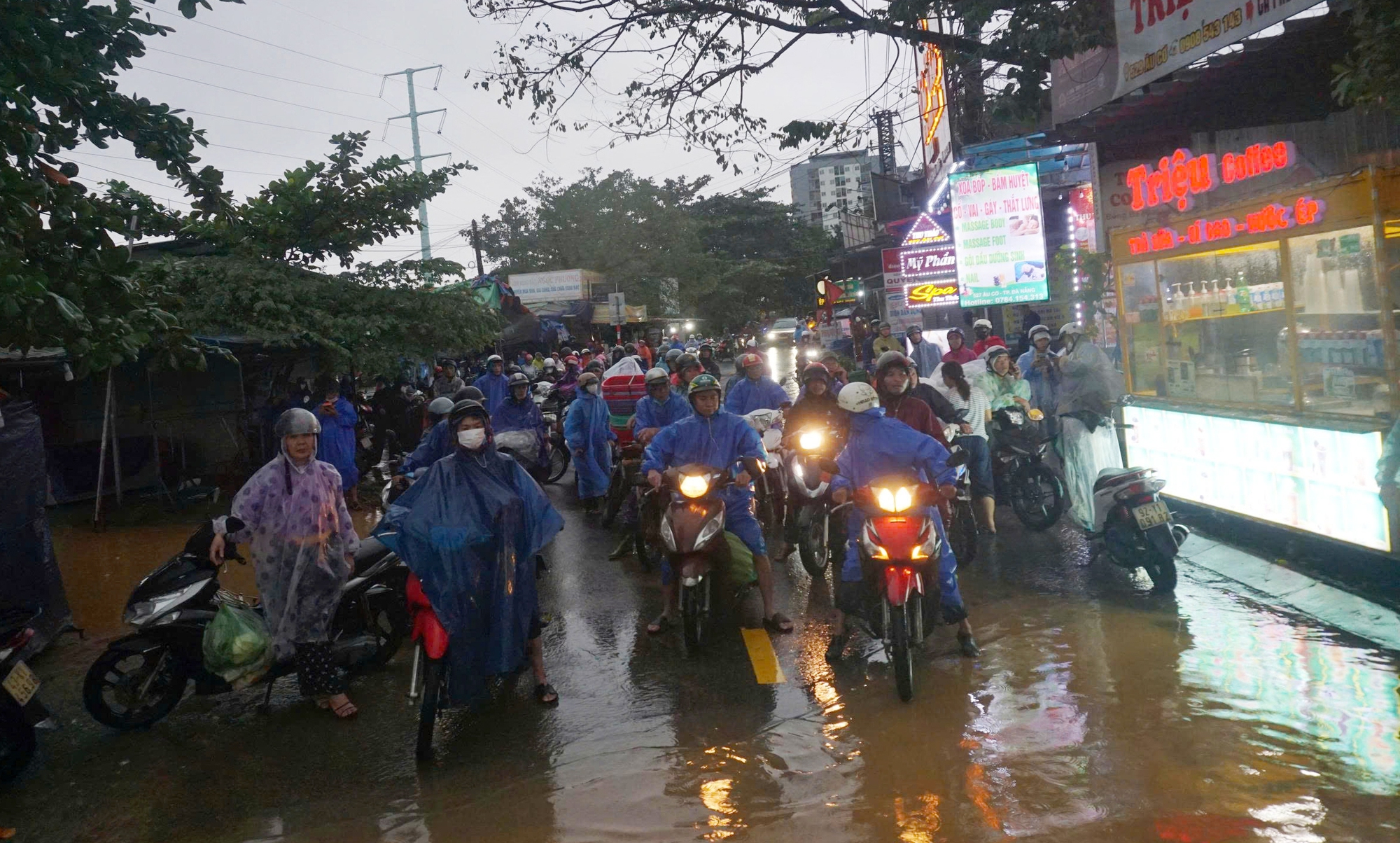 Mưa lớn gây ngập nặng Đà Nẵng , hố sụp tại chung cư Hòa Khánh - Ảnh 8.