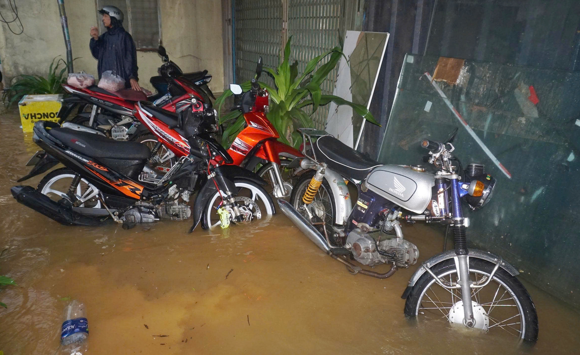 Mưa lớn gây ngập nặng Đà Nẵng , hố sụp tại chung cư Hòa Khánh - Ảnh 10.