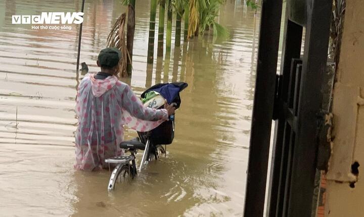 Mực nước trên các sông lên nhanh, người dân Đà Nẵng lại tất tả dọn đồ tránh lũ - Ảnh 1.