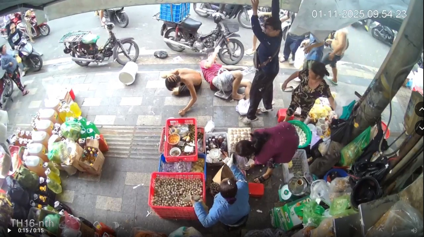 Thợ sơn rơi từ tầng cao xuống trúng người dân - Ảnh 2.