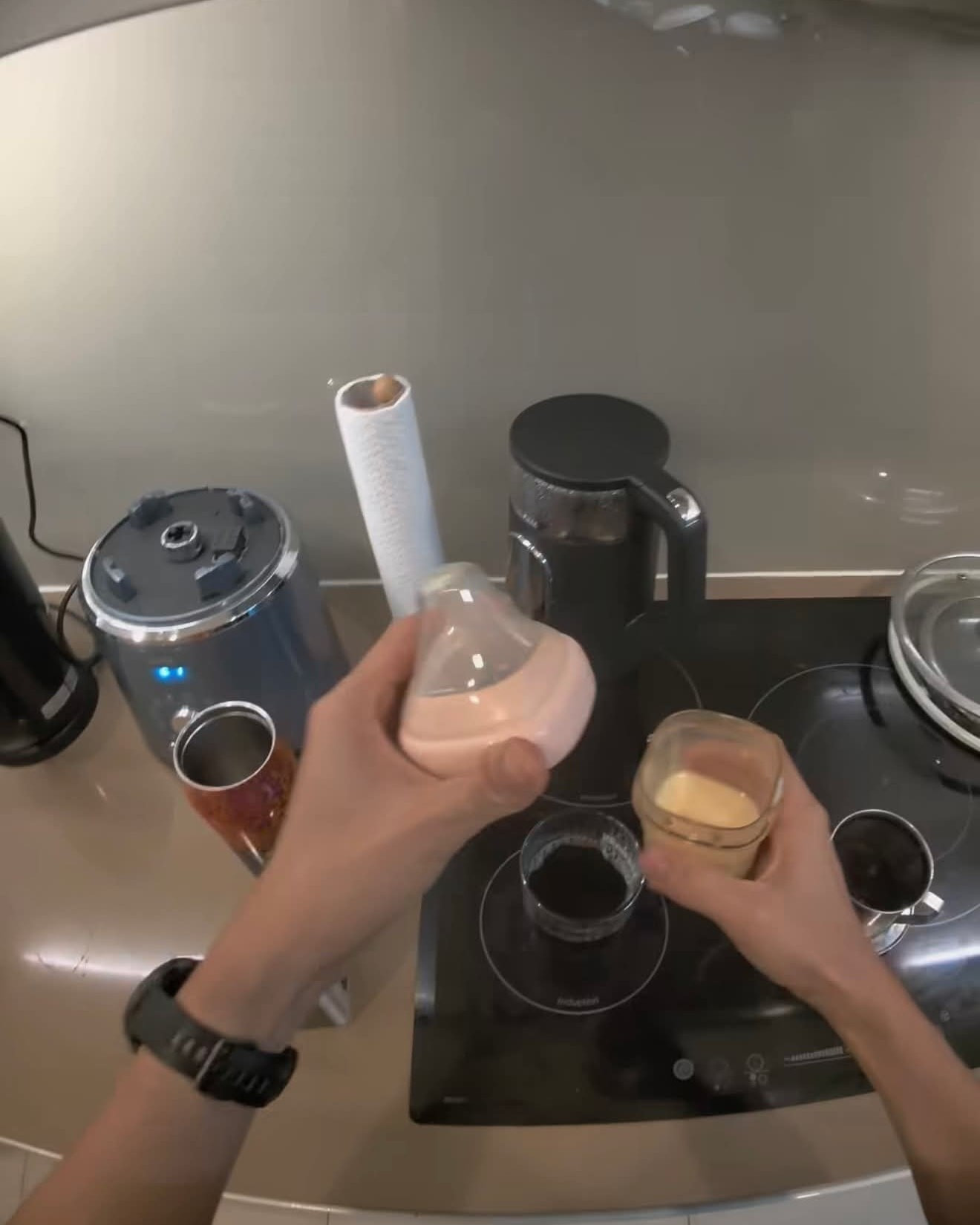 H’Hen Niê xin lỗi và khủng hoảng từ ly cà phê - Ảnh 1.