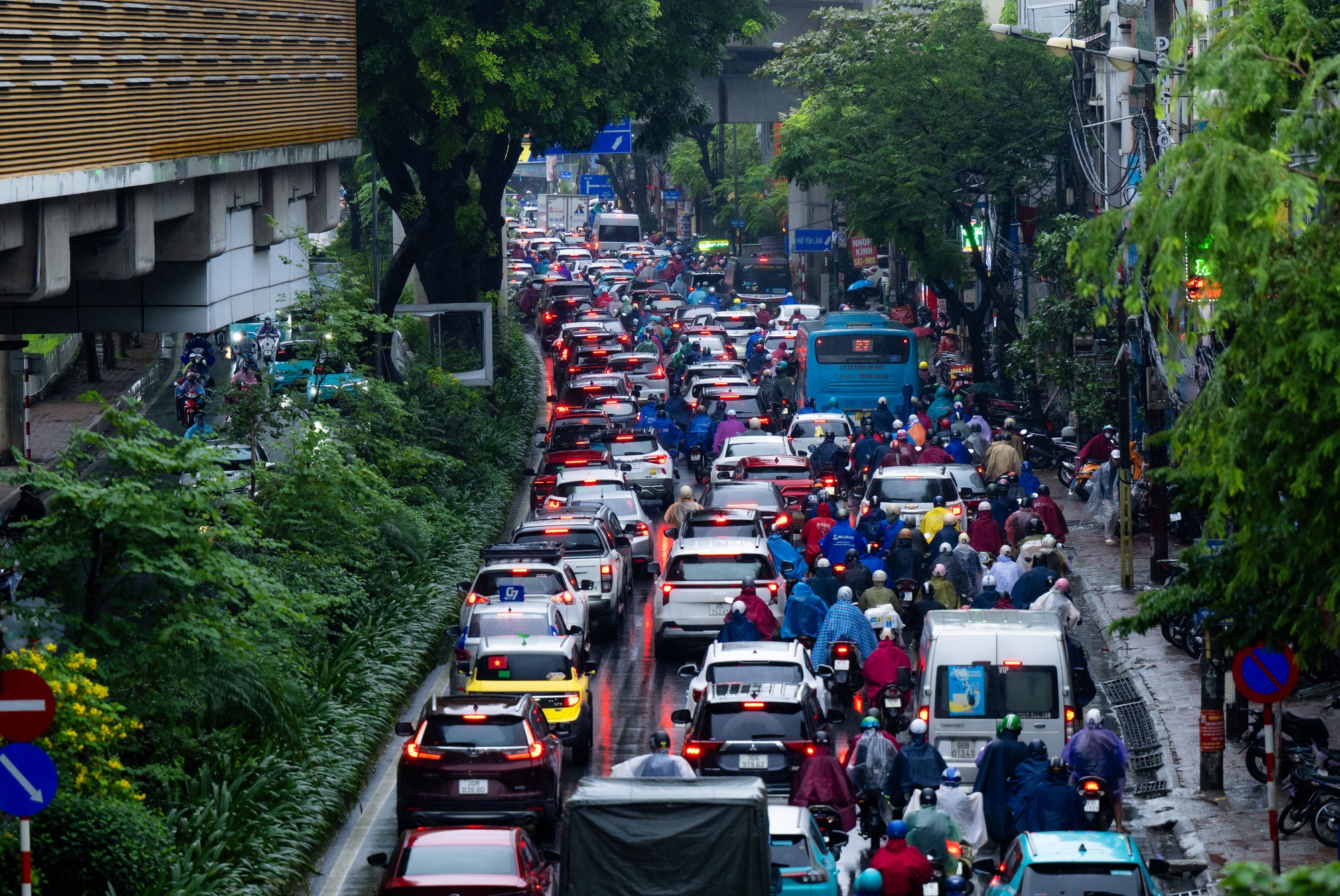 Hà Nội mưa lạnh 18 độ C ngày đầu tuần, người dân co ro giữa dòng xe ùn tắc - Ảnh 6. Hà Nội mưa lạnh 18 độ C ngày đầu tuần, người dân co ro giữa dòng xe ùn tắc - Ảnh 6.