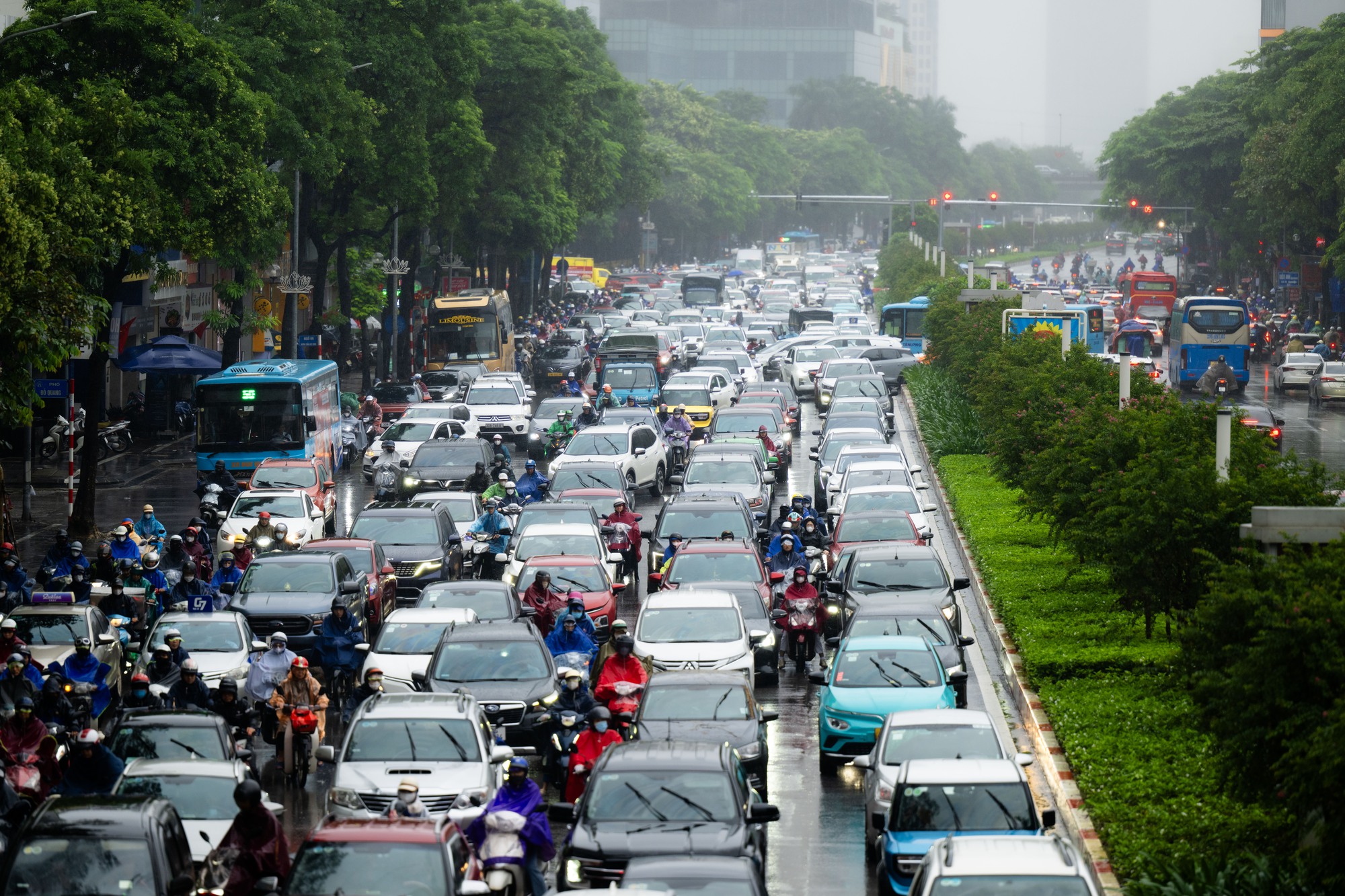 Hà Nội mưa lạnh 18 độ C ngày đầu tuần, người dân co ro giữa dòng xe ùn tắc - Ảnh 7. Hà Nội mưa lạnh 18 độ C ngày đầu tuần, người dân co ro giữa dòng xe ùn tắc - Ảnh 7.