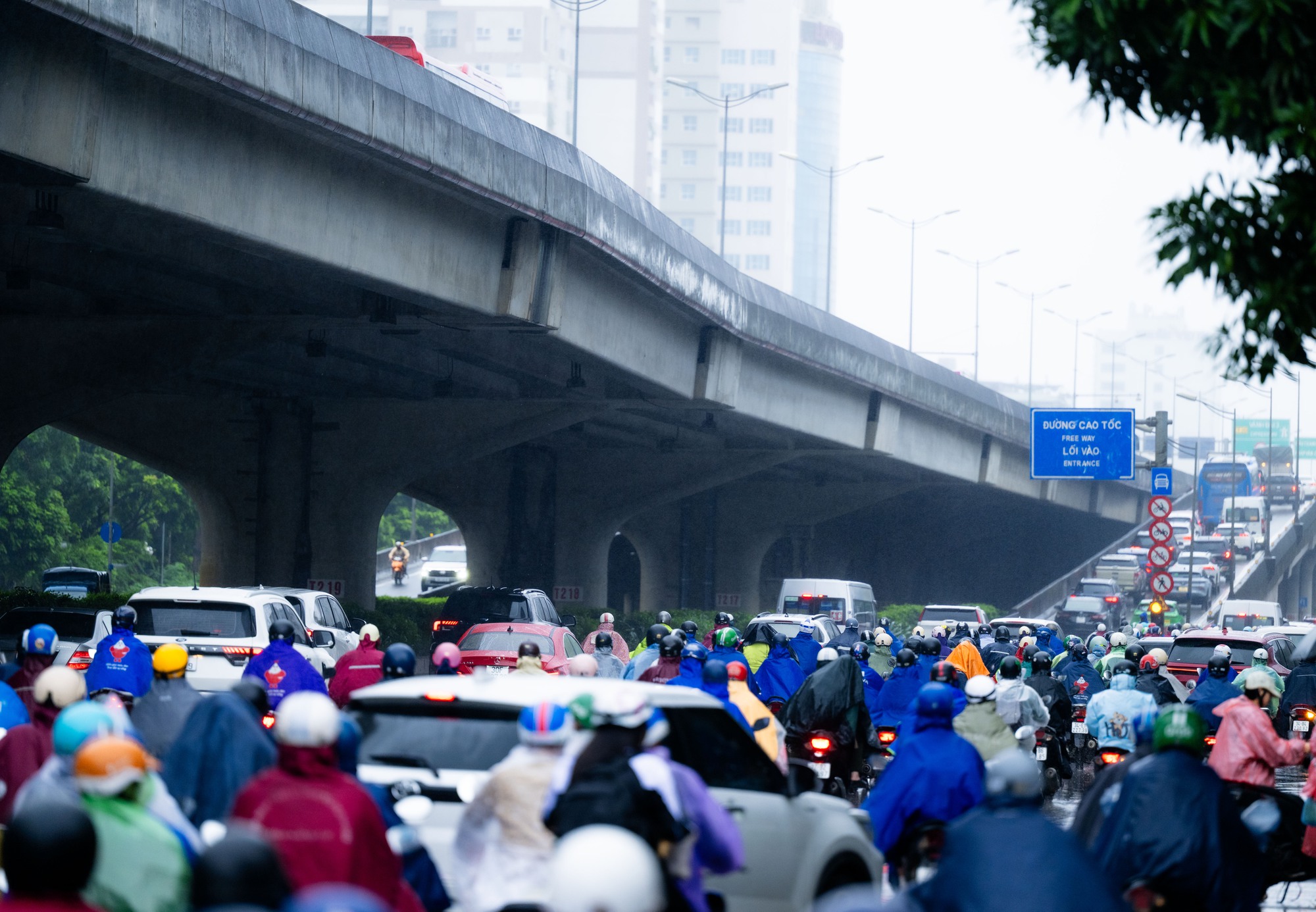 Hà Nội mưa lạnh 18 độ C ngày đầu tuần, người dân co ro giữa dòng xe ùn tắc - Ảnh 8. Hà Nội mưa lạnh 18 độ C ngày đầu tuần, người dân co ro giữa dòng xe ùn tắc - Ảnh 8.