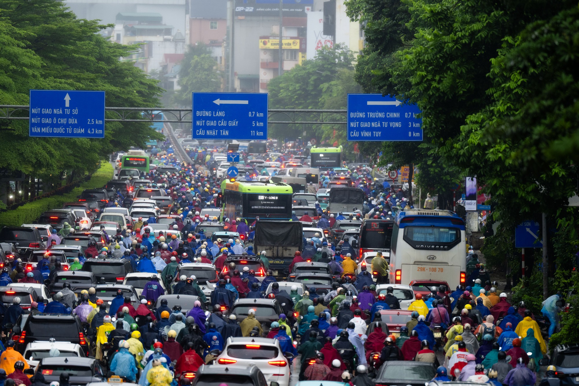 Hà Nội mưa lạnh 18 độ C ngày đầu tuần, người dân co ro giữa dòng xe ùn tắc - Ảnh 5. Hà Nội mưa lạnh 18 độ C ngày đầu tuần, người dân co ro giữa dòng xe ùn tắc - Ảnh 5.