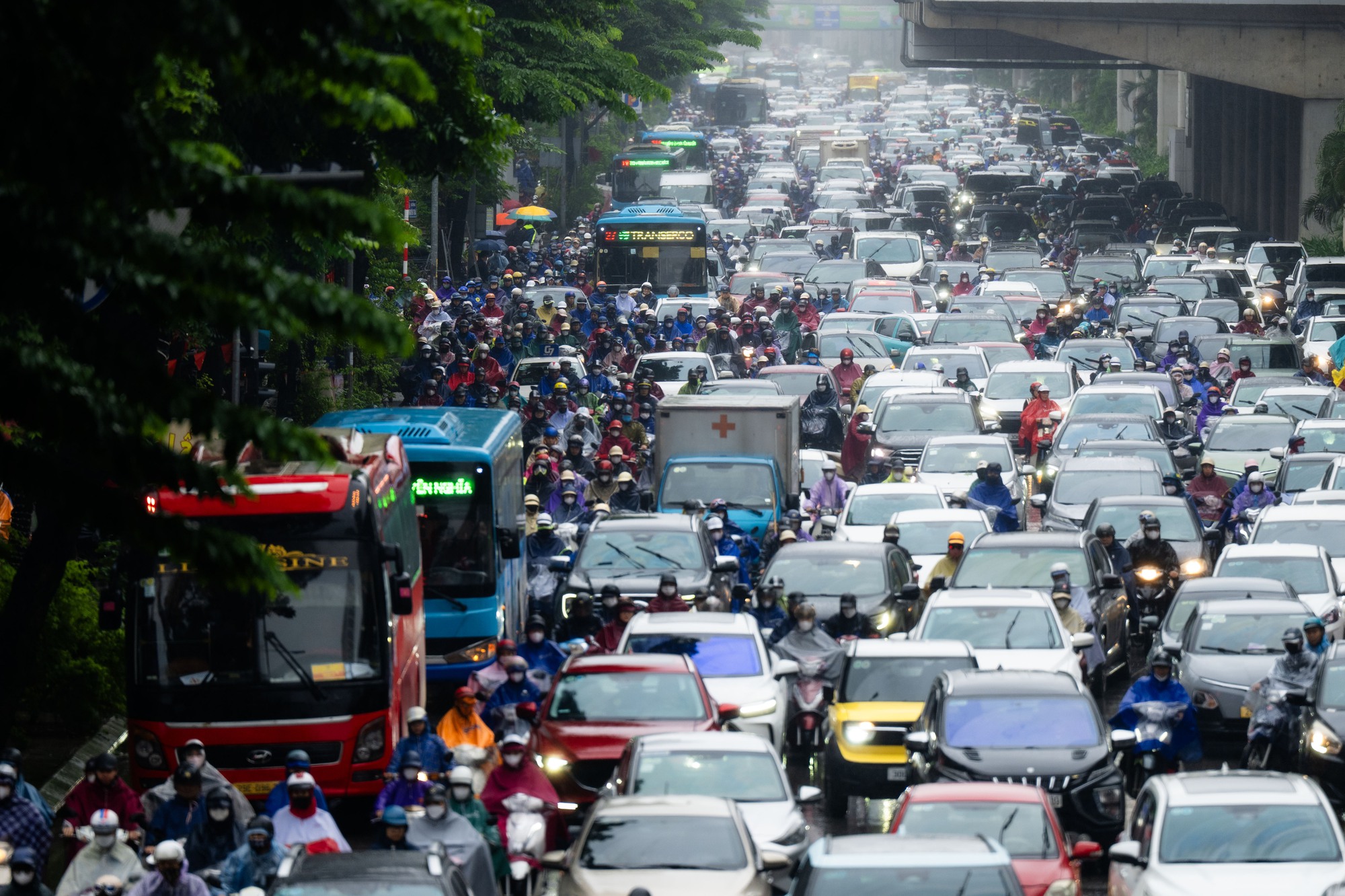 Hà Nội mưa lạnh 18 độ C ngày đầu tuần, người dân co ro giữa dòng xe ùn tắc - Ảnh 4. Hà Nội mưa lạnh 18 độ C ngày đầu tuần, người dân co ro giữa dòng xe ùn tắc - Ảnh 4.