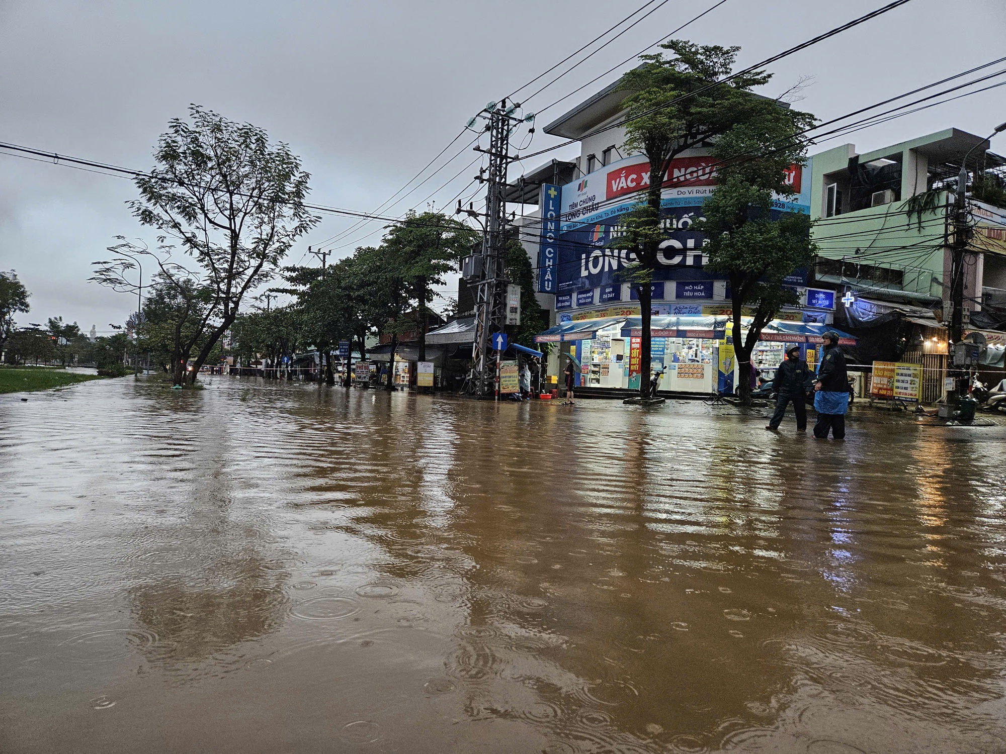 Mưa lớn gây ngập nặng Đà Nẵng , hố sụp tại chung cư Hòa Khánh - Ảnh 12.