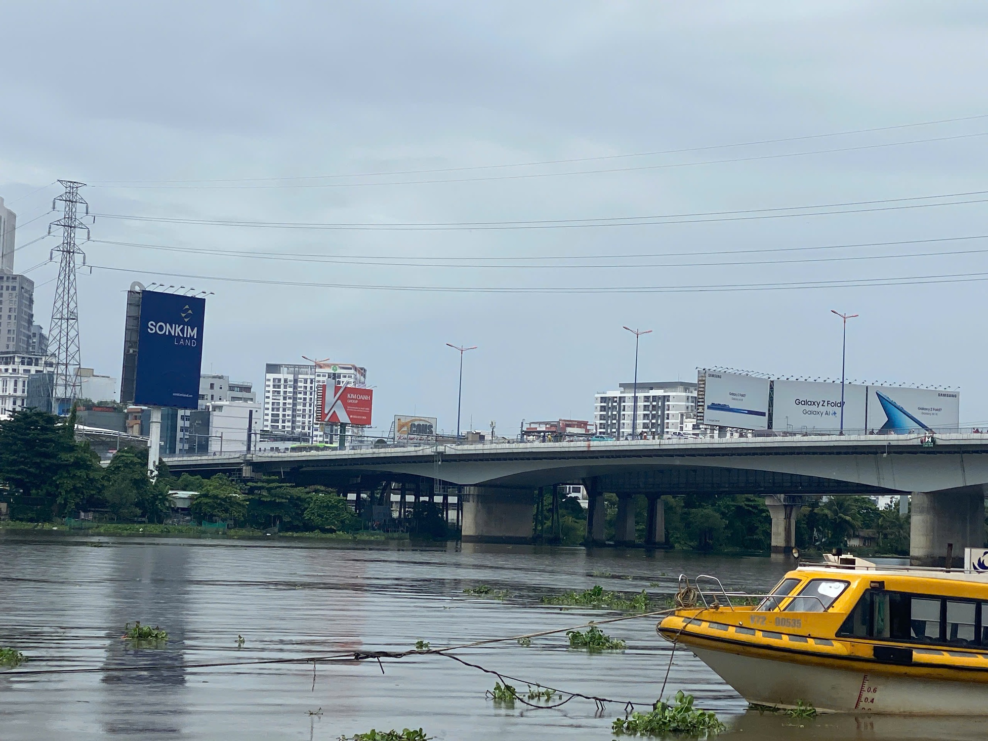 Người đàn ông cầm vật nhọn cứa cổ, nhảy xuống sông Sài Gòn - Ảnh 3. Người đàn ông cầm dao cắt cổ, sau đó nhảy xuống sông Sài Gòn - Ảnh 2.