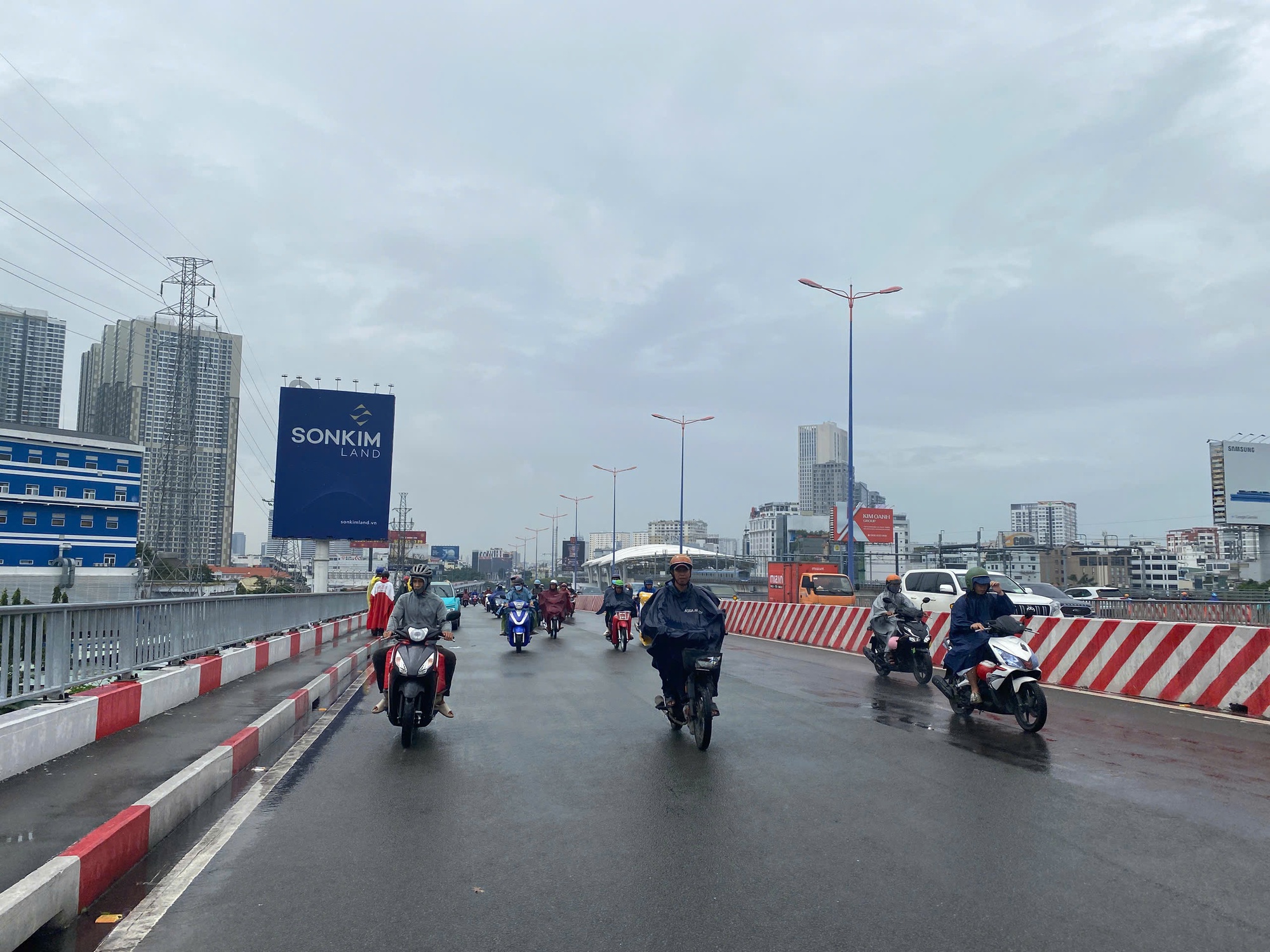 Người đàn ông cầm vật nhọn cứa cổ, nhảy xuống sông Sài Gòn - Ảnh 2. Người đàn ông cầm dao cắt cổ, sau đó nhảy xuống sông Sài Gòn - Ảnh 1.