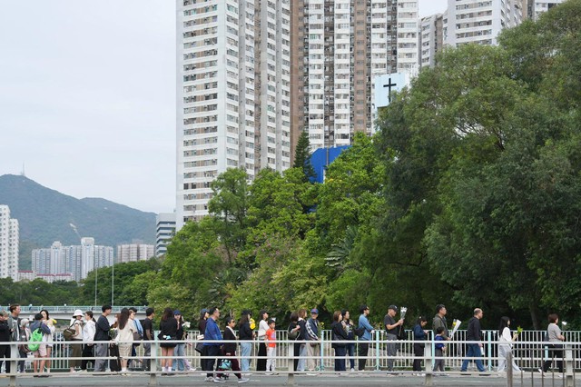 Hình ảnh đau thương tại Hong Kong sau vụ hỏa hoạn lịch sử 128 người thiệt mạng - Ảnh 9.